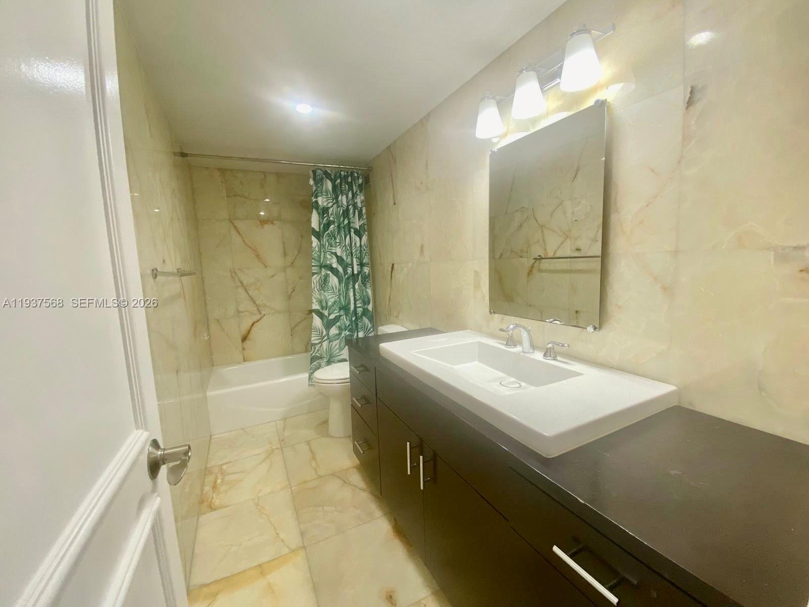 1800 NE 114th St # 411