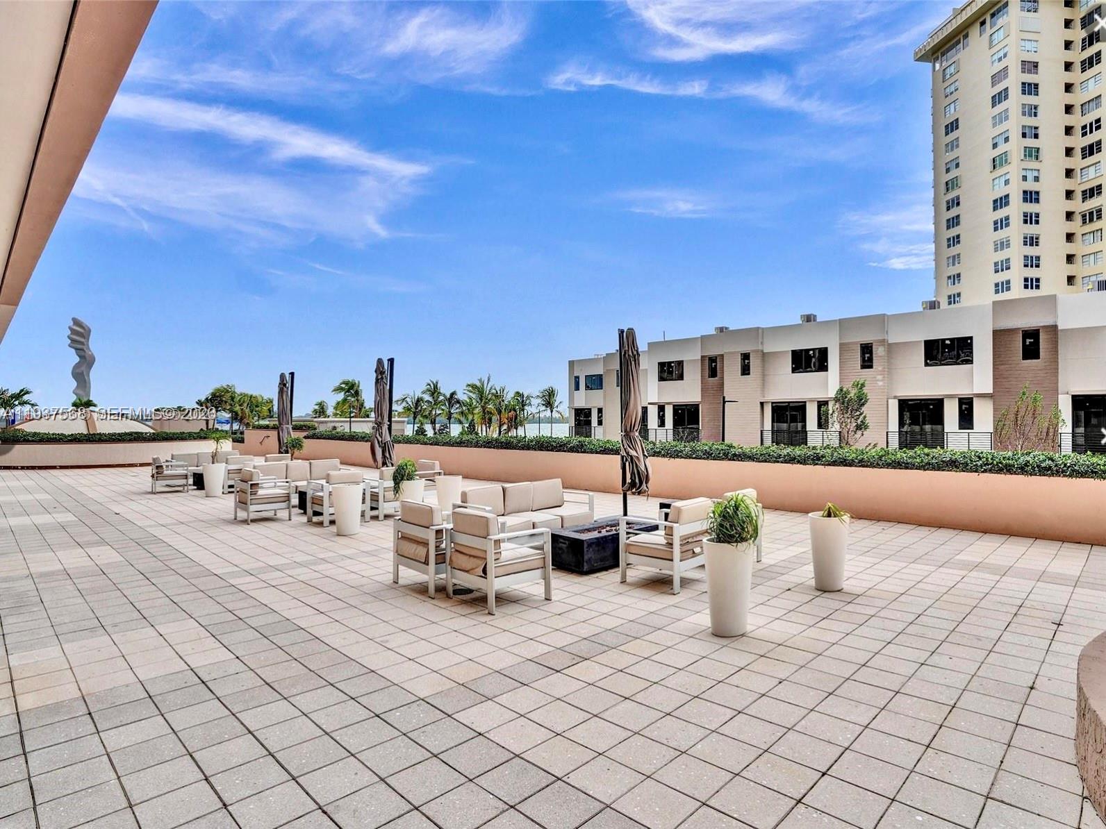 1800 NE 114th St # 411