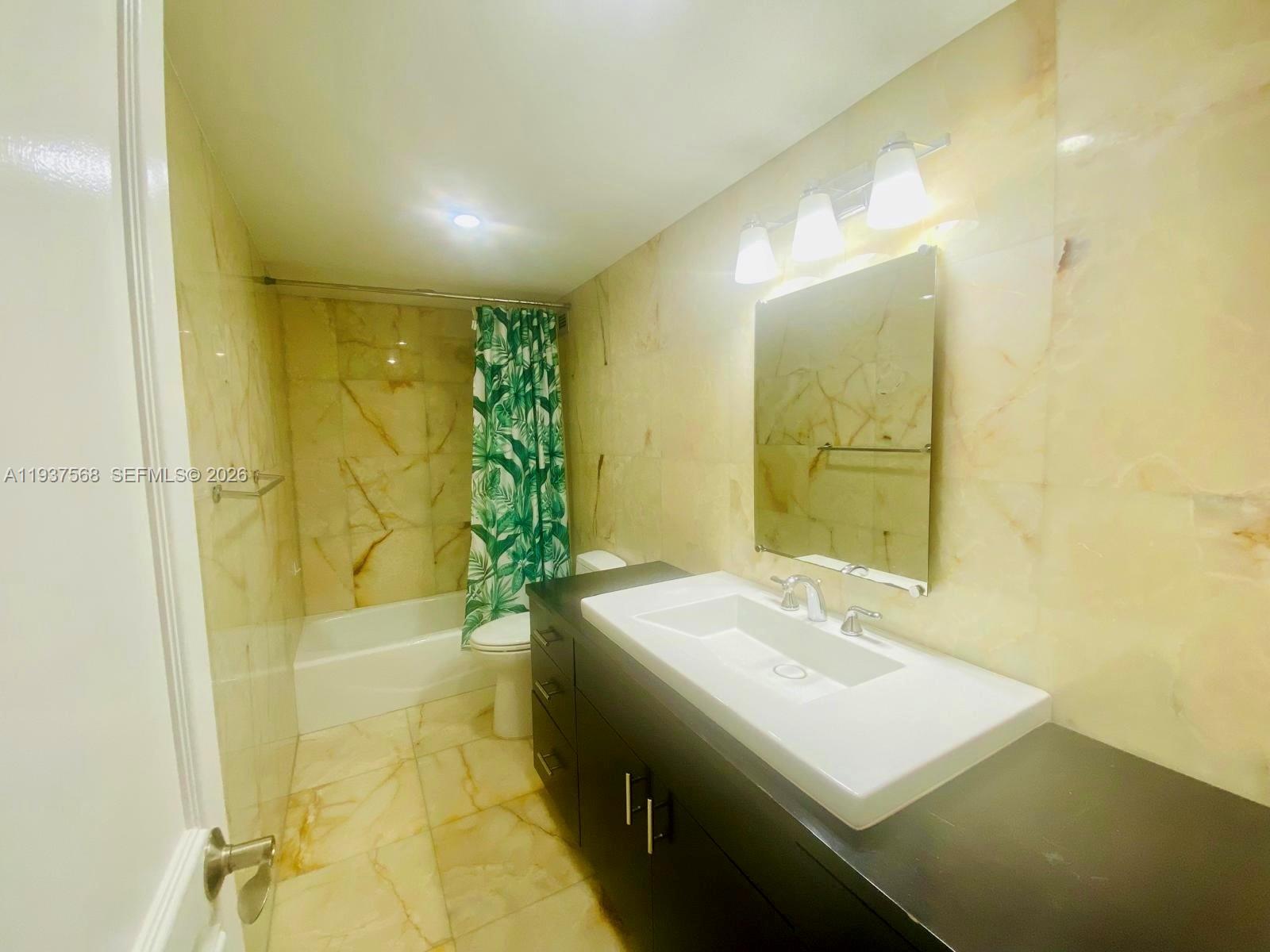 1800 NE 114th St # 411