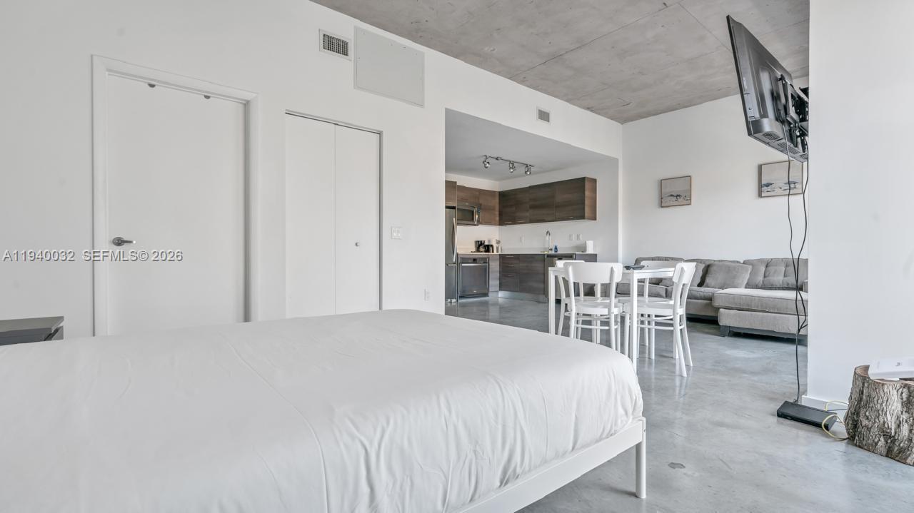 151 SE 1st St # 1403