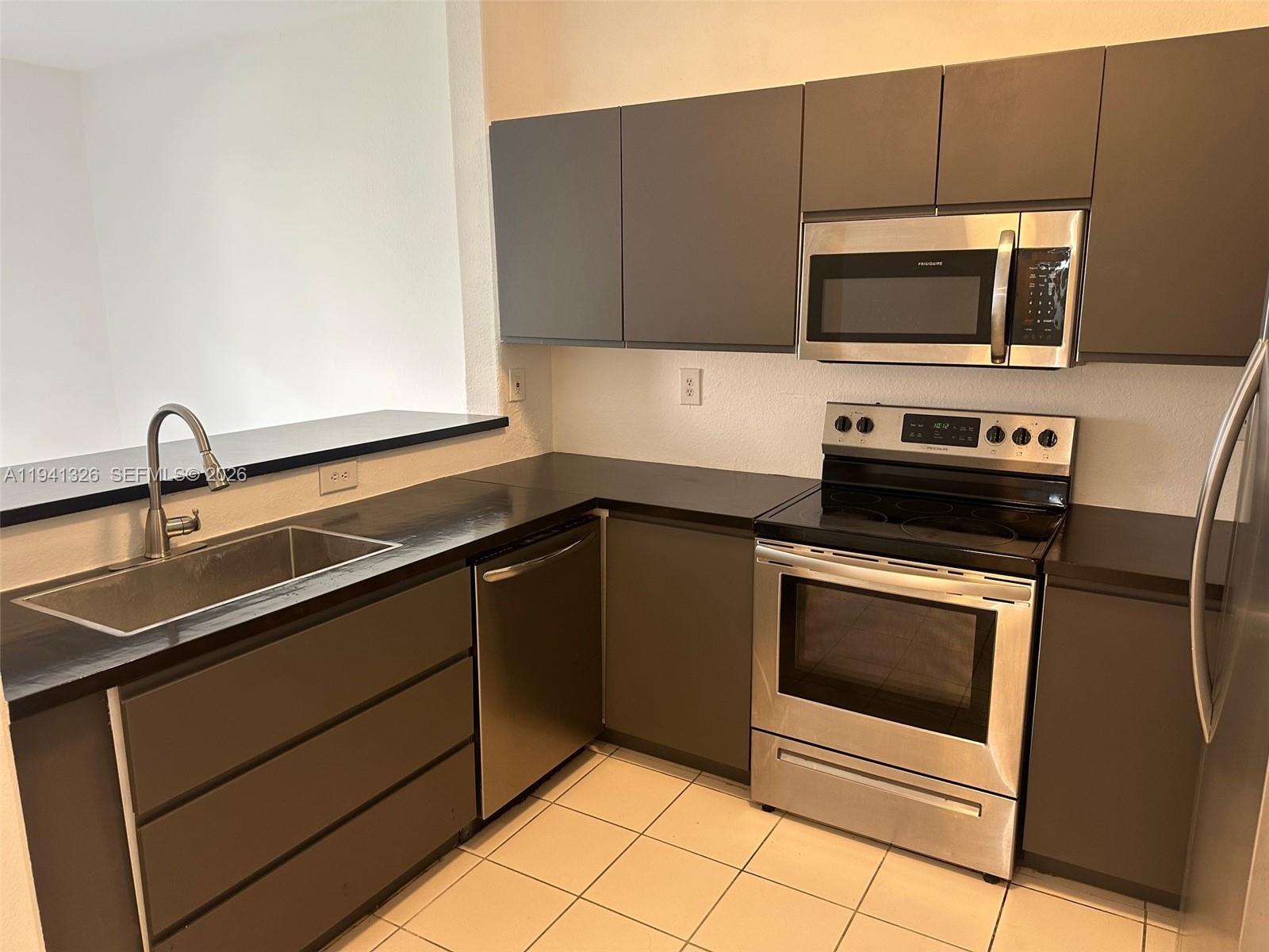 1663 SE 27th Dr # 102