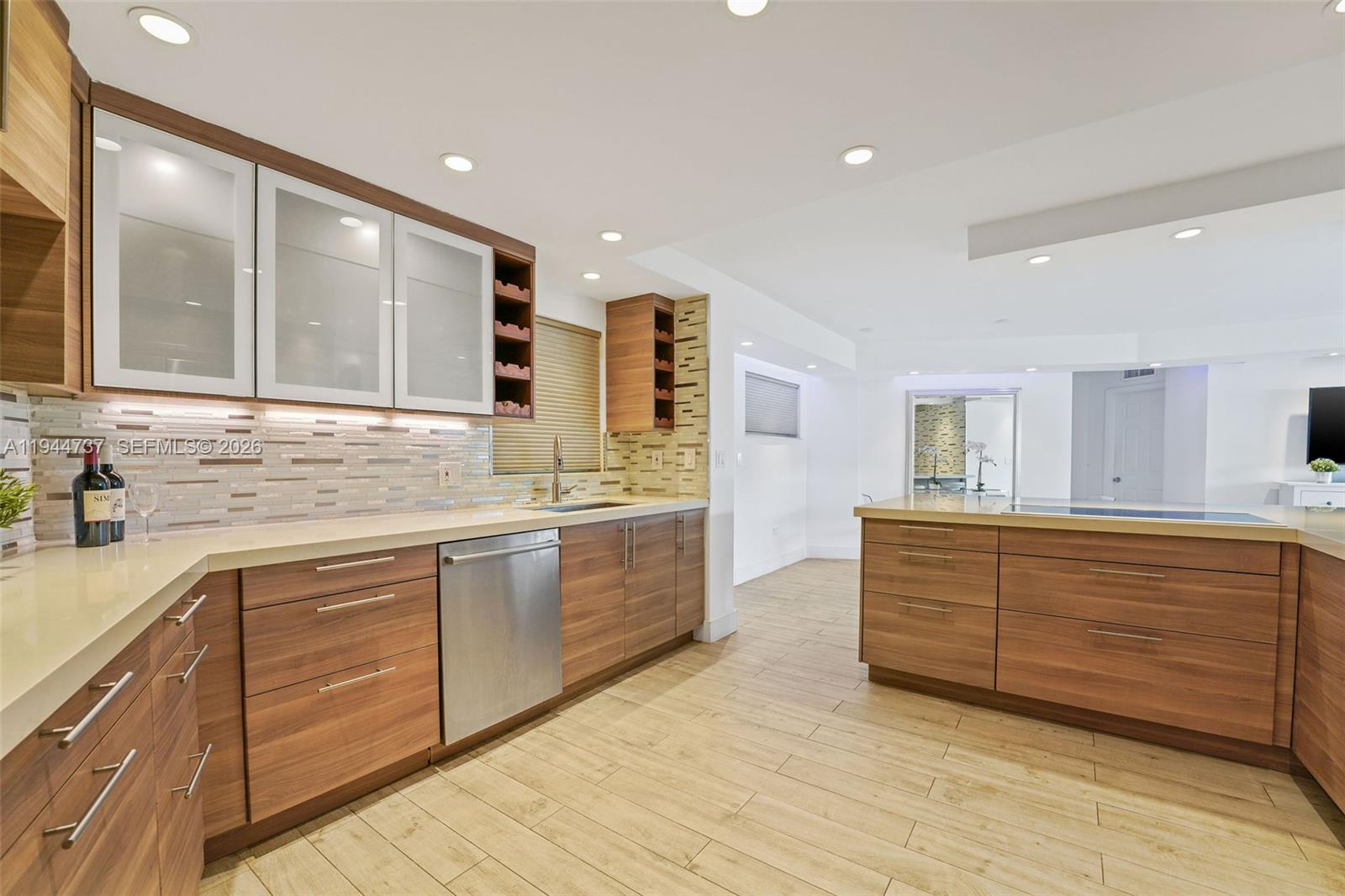 1881 Washington Ave # 5H