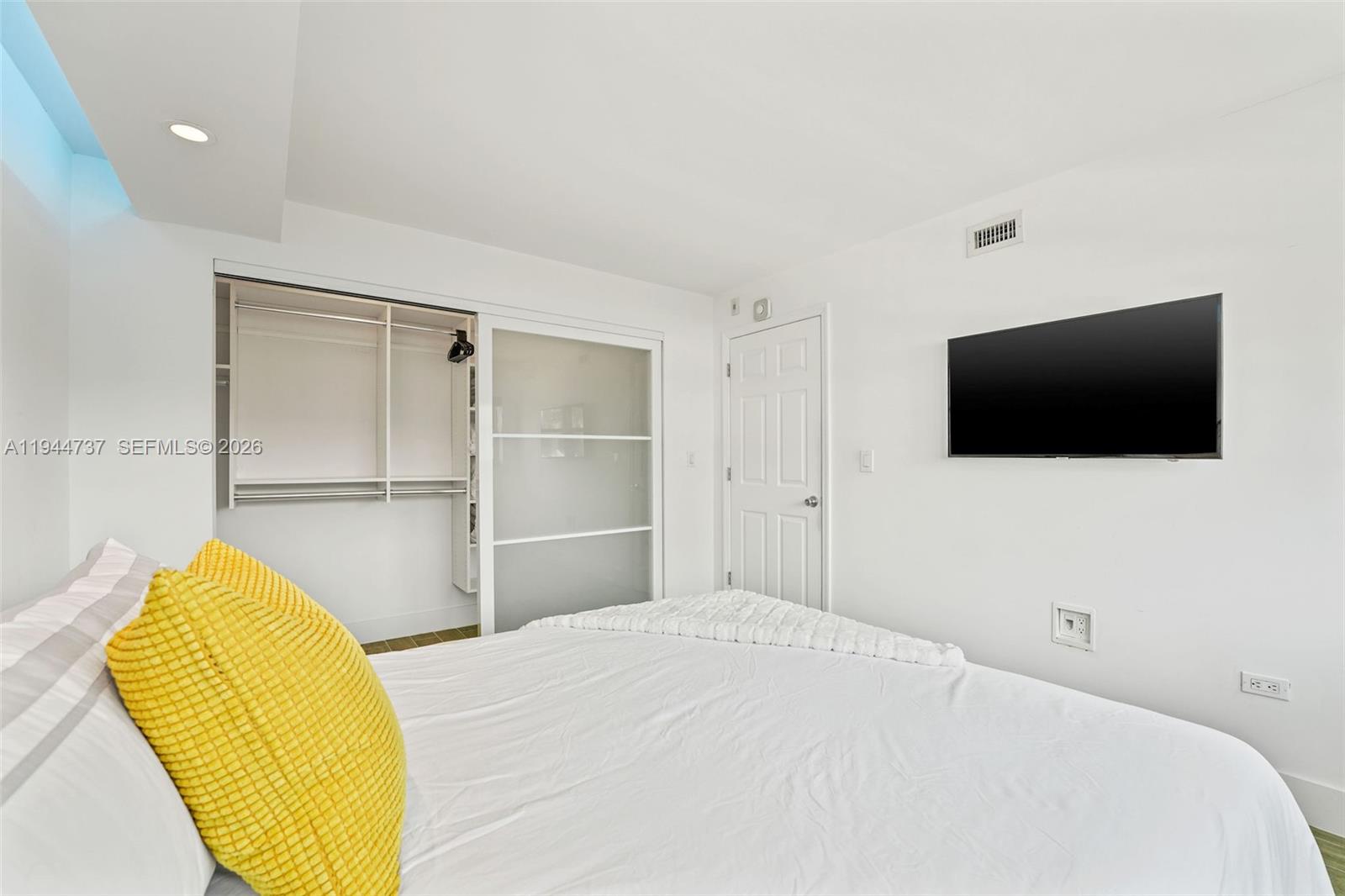 1881 Washington Ave # 5H