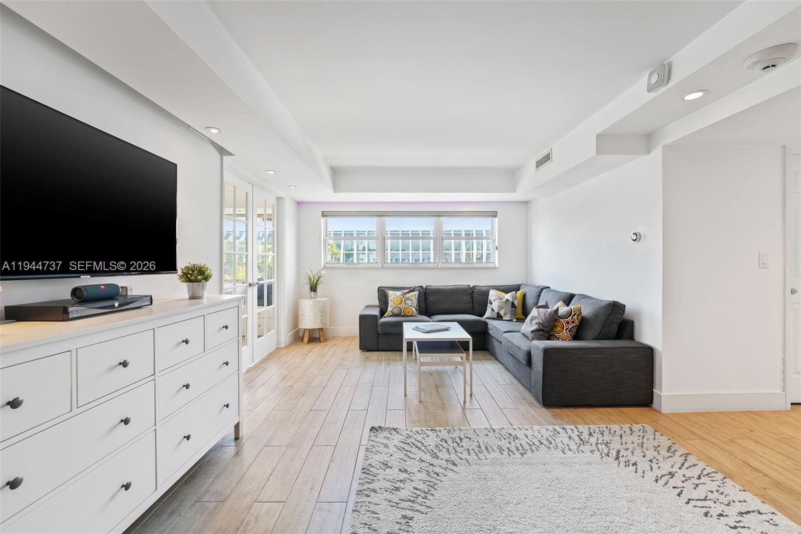 1881 Washington Ave # 5H