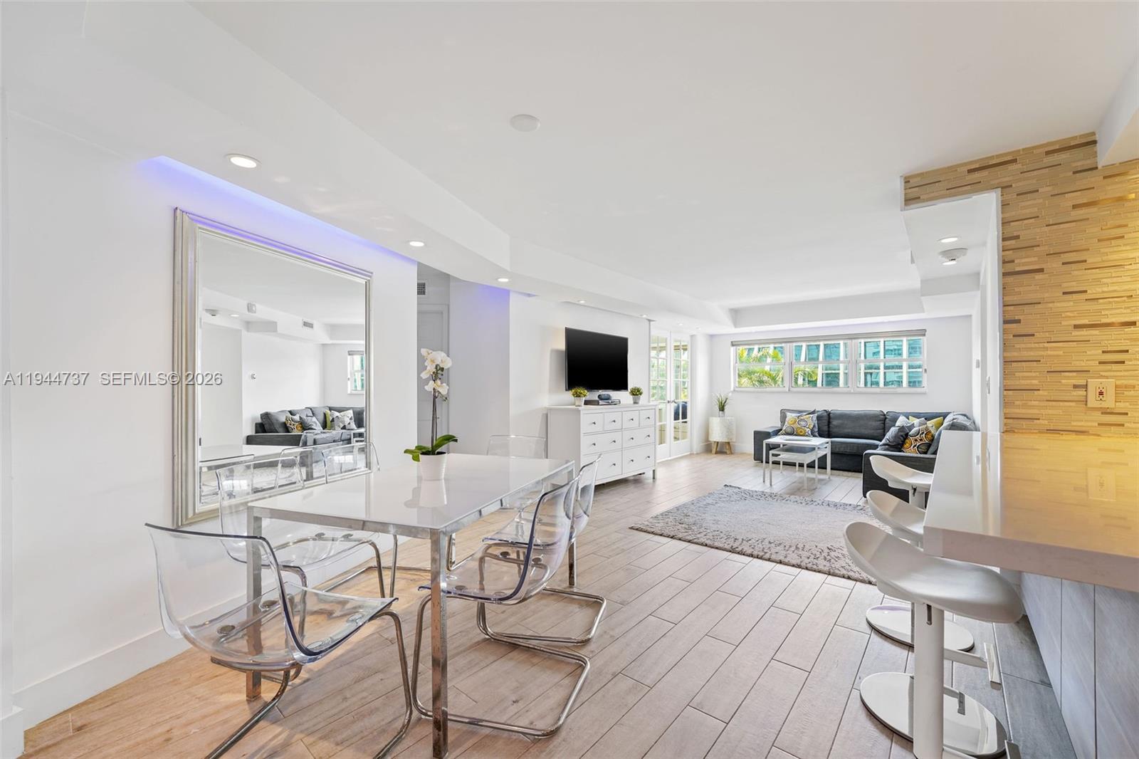 1881 Washington Ave # 5H