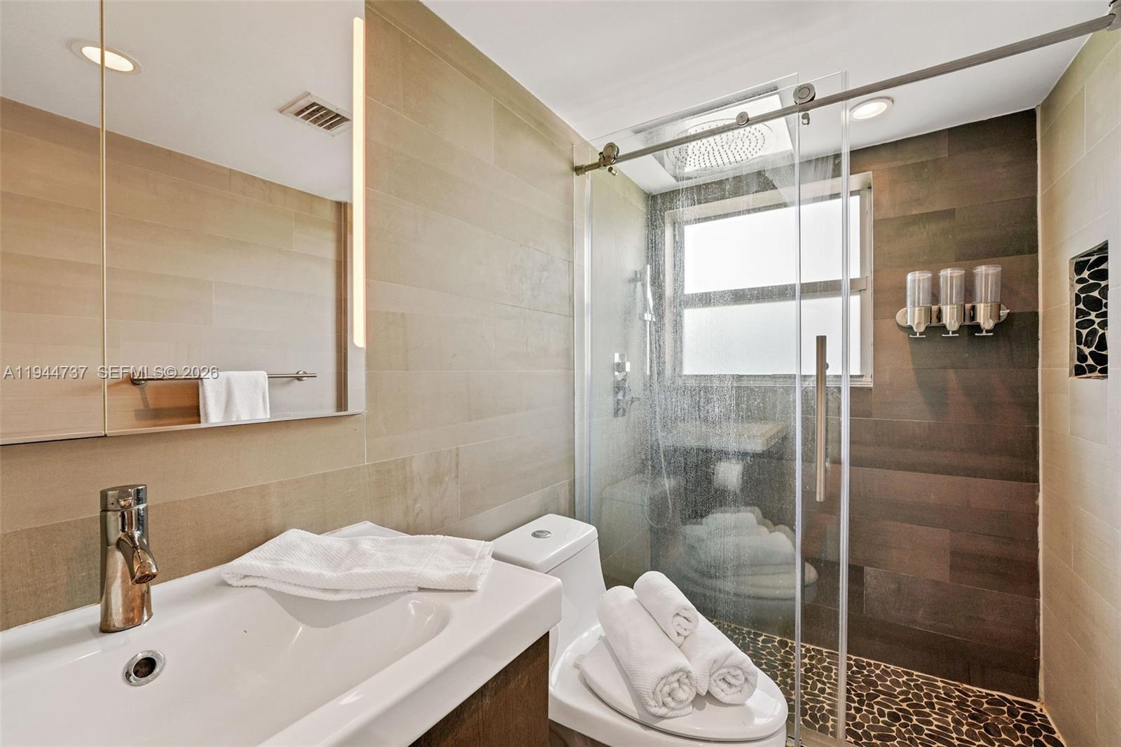 1881 Washington Ave # 5H