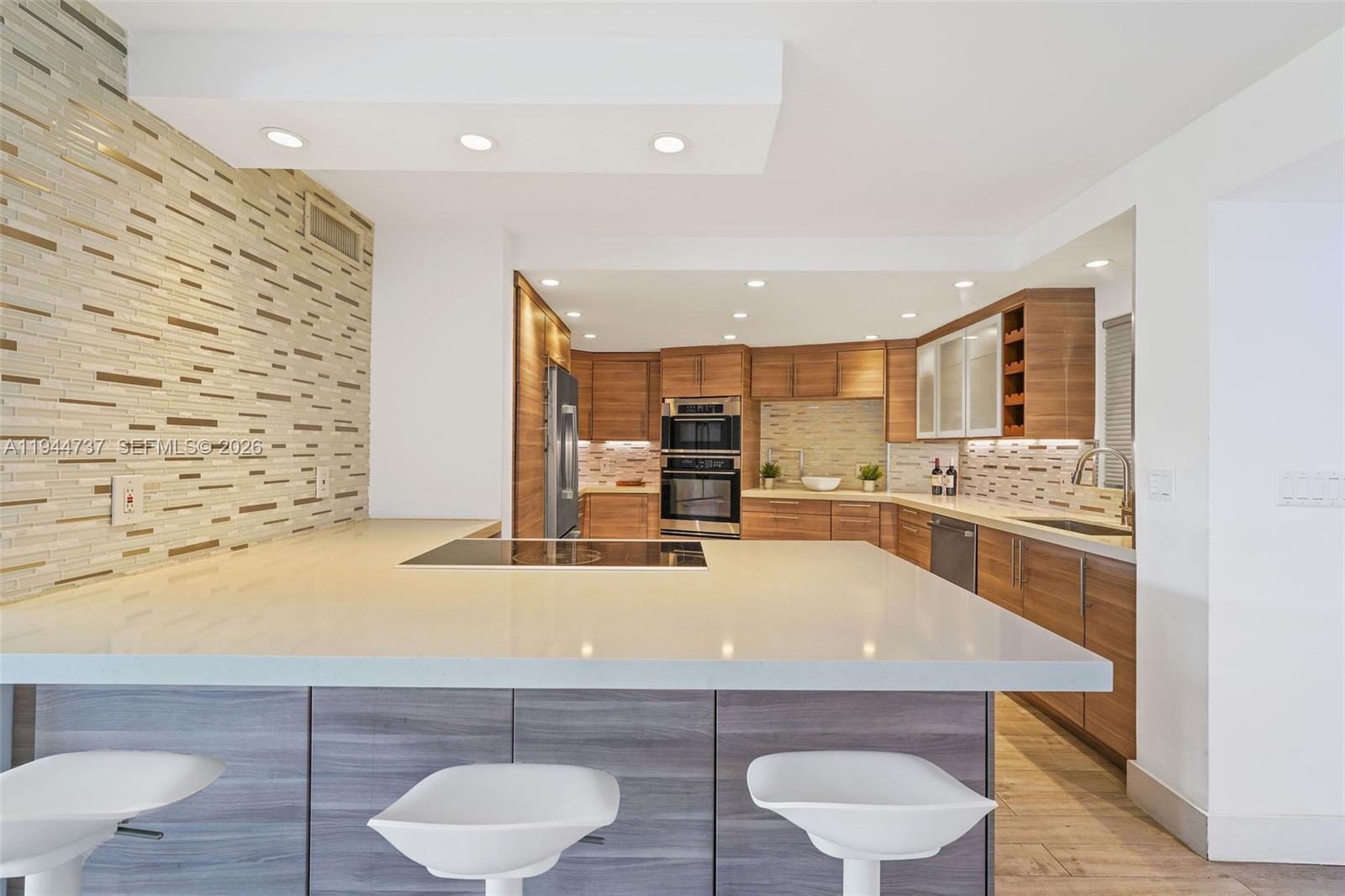 1881 Washington Ave # 5H