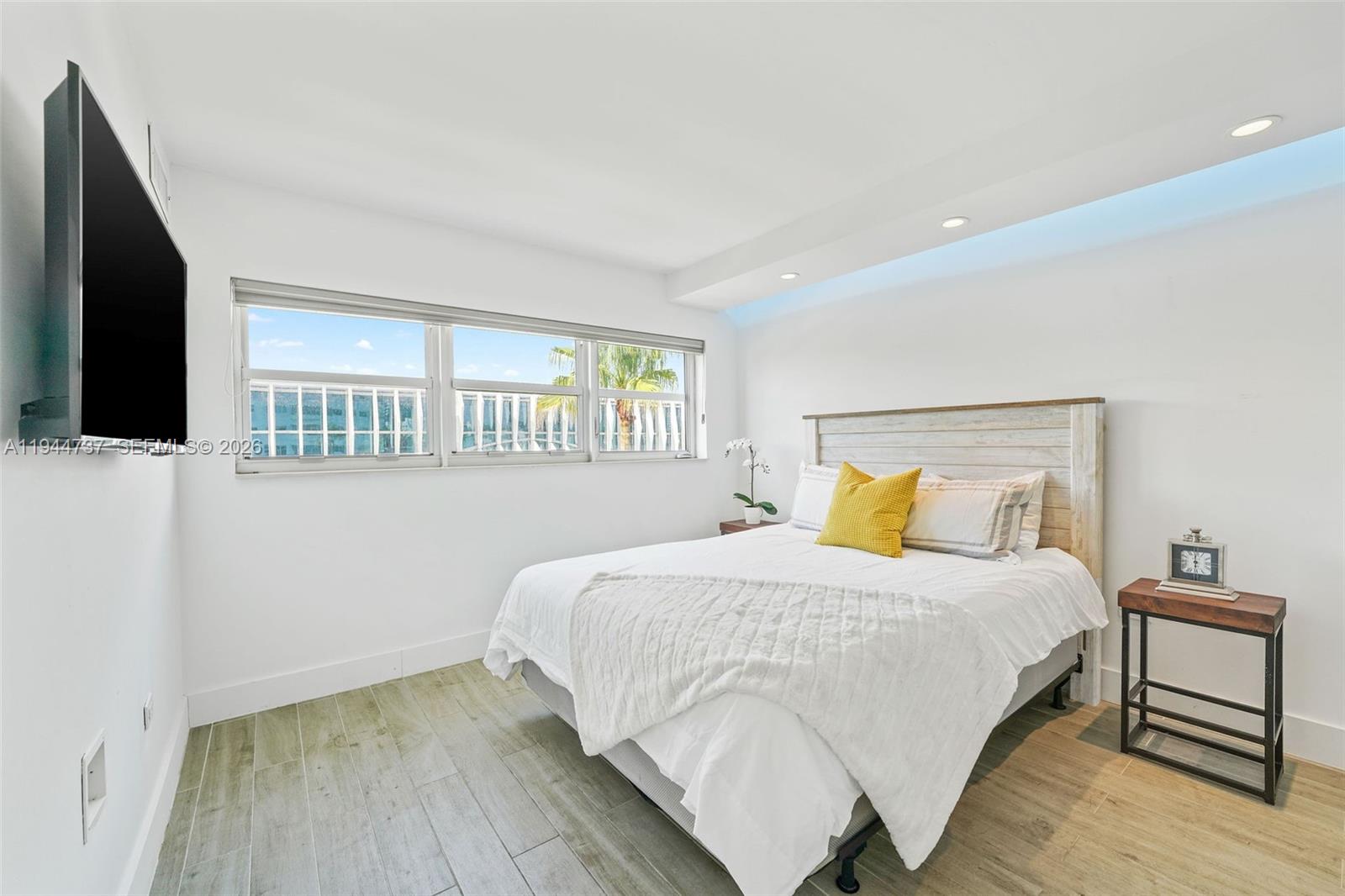 1881 Washington Ave # 5H