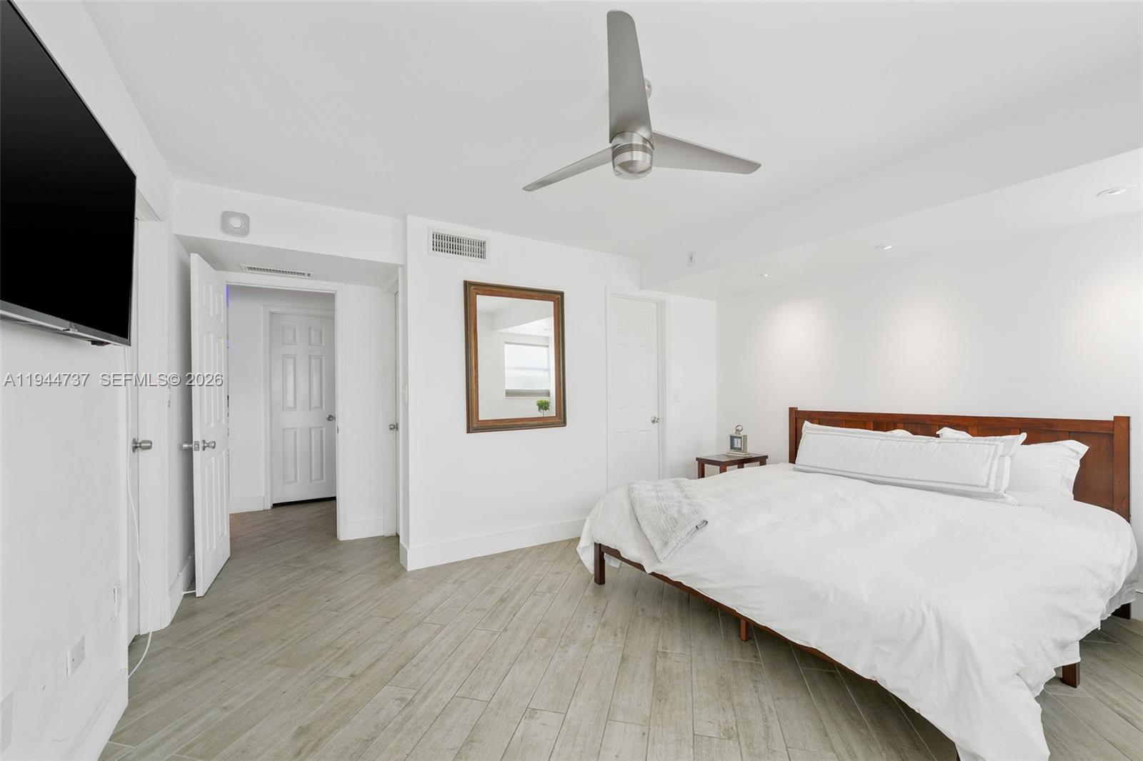 1881 Washington Ave # 5H