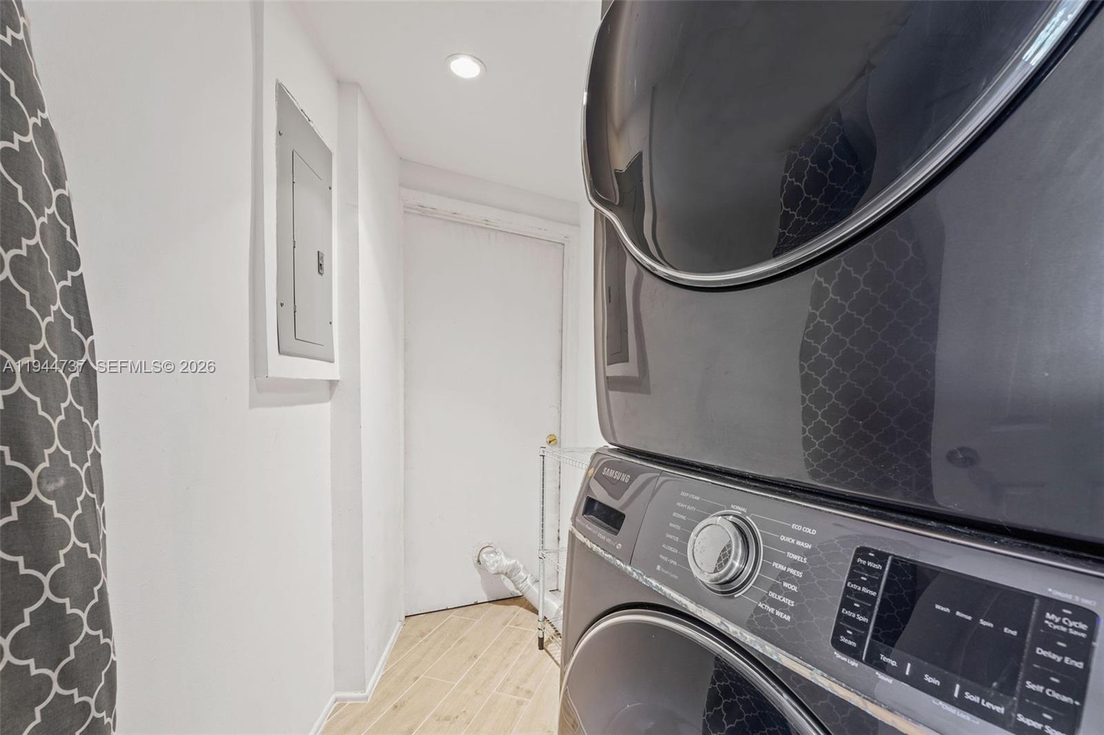 1881 Washington Ave # 5H