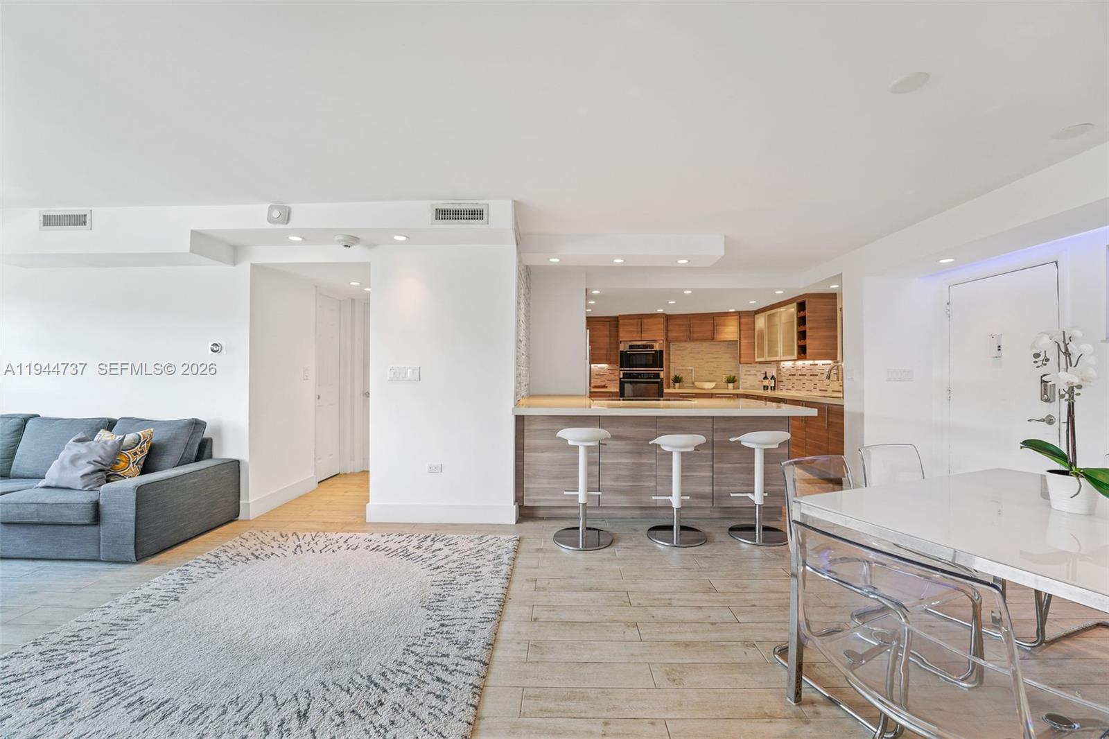 1881 Washington Ave # 5H