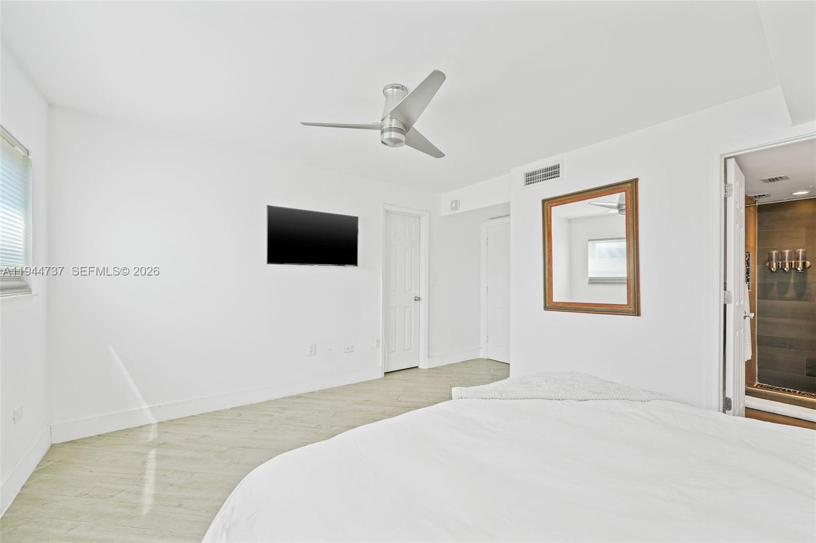 1881 Washington Ave # 5H