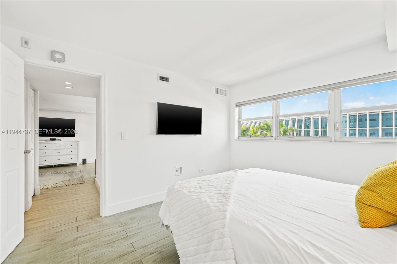 1881 Washington Ave # 5H