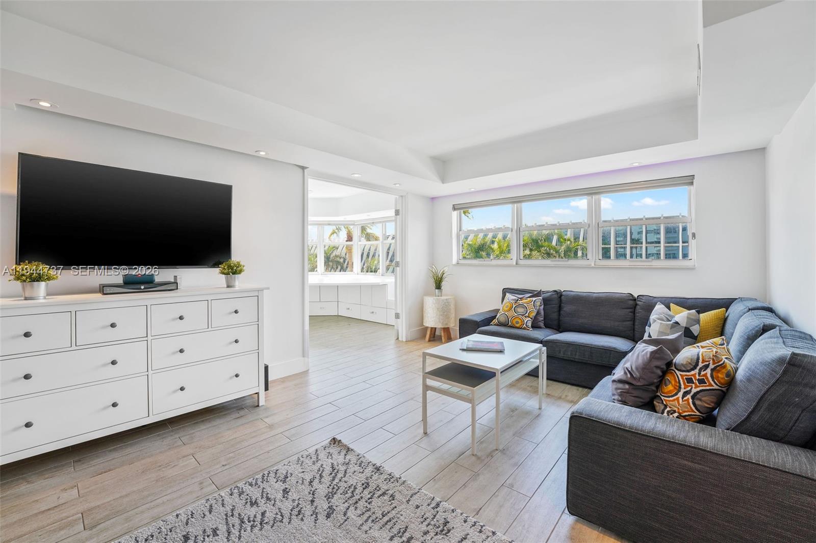 1881 Washington Ave # 5H