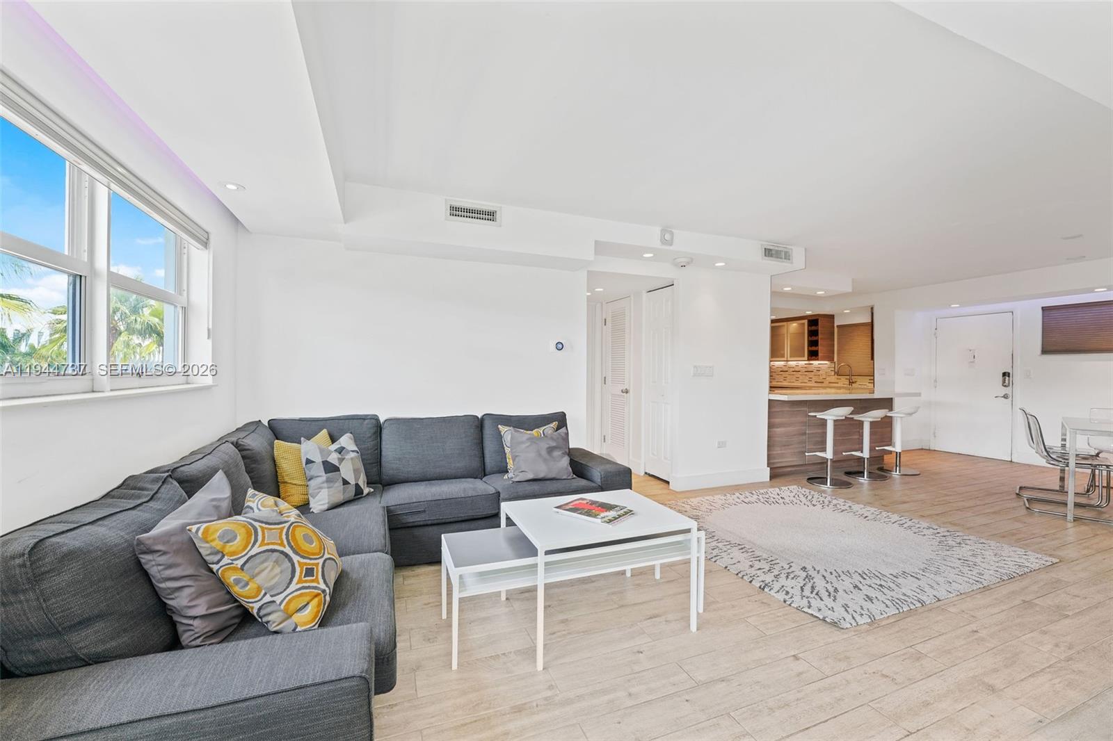 1881 Washington Ave # 5H