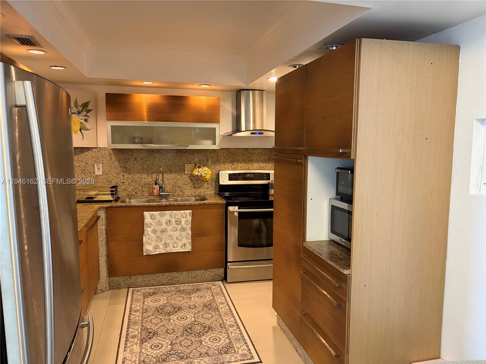 5555 Collins Ave # 14L