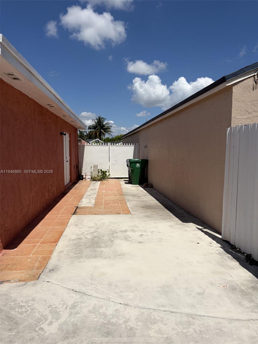 2421 SW 84th Ter
