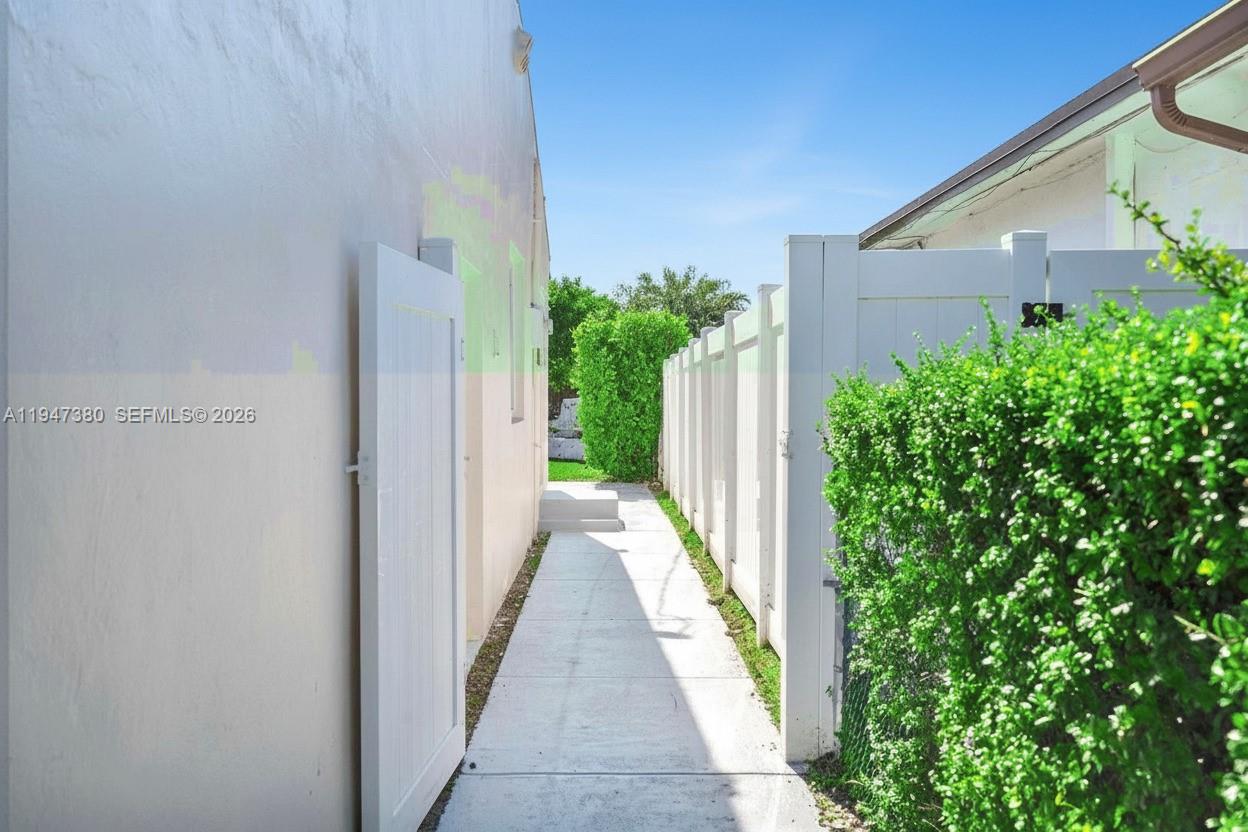 2350 SW 26th St