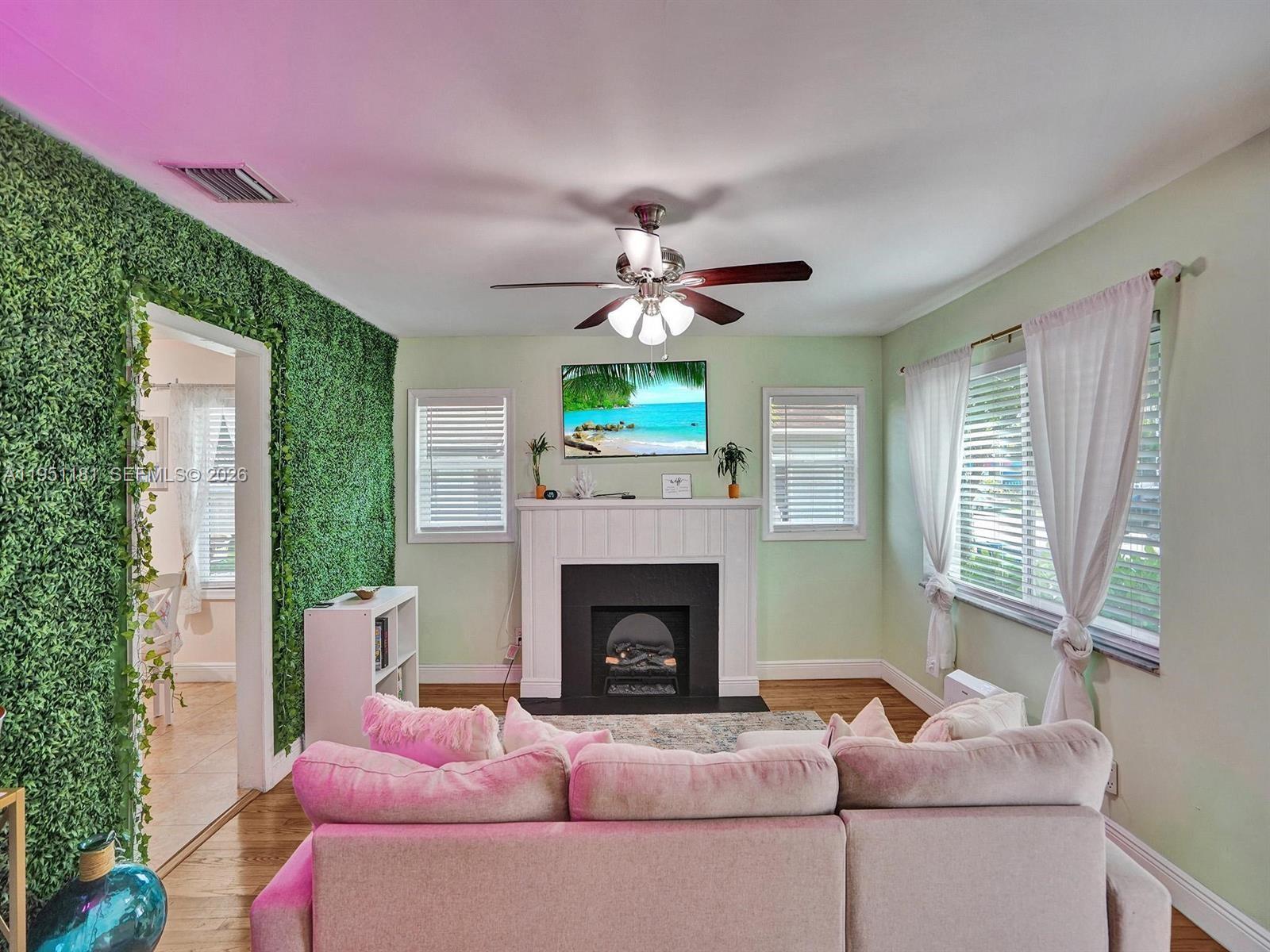 615 SW 4th Ave # 2 Unit: 1-2