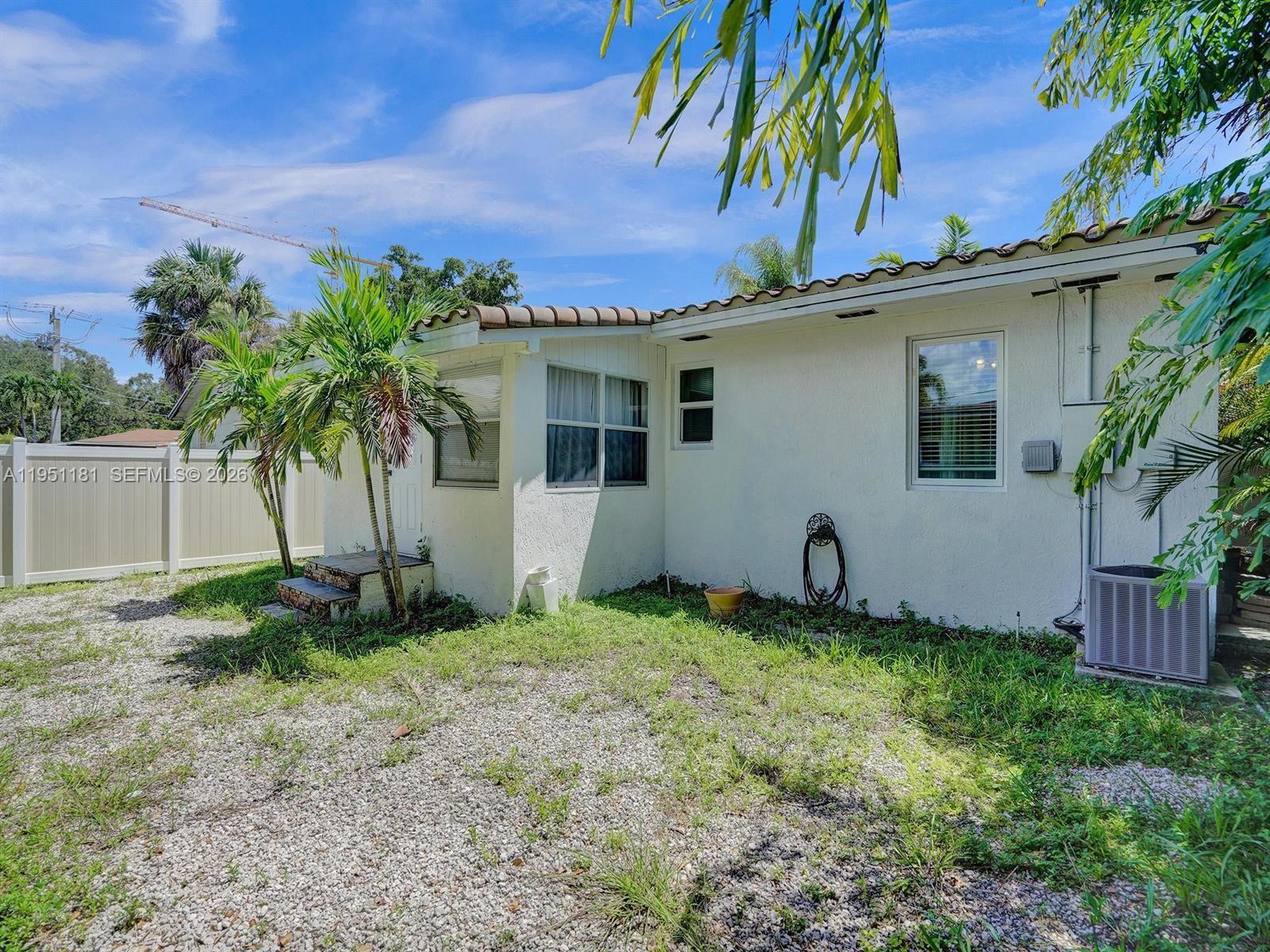 615 SW 4th Ave # 2 Unit: 1-2