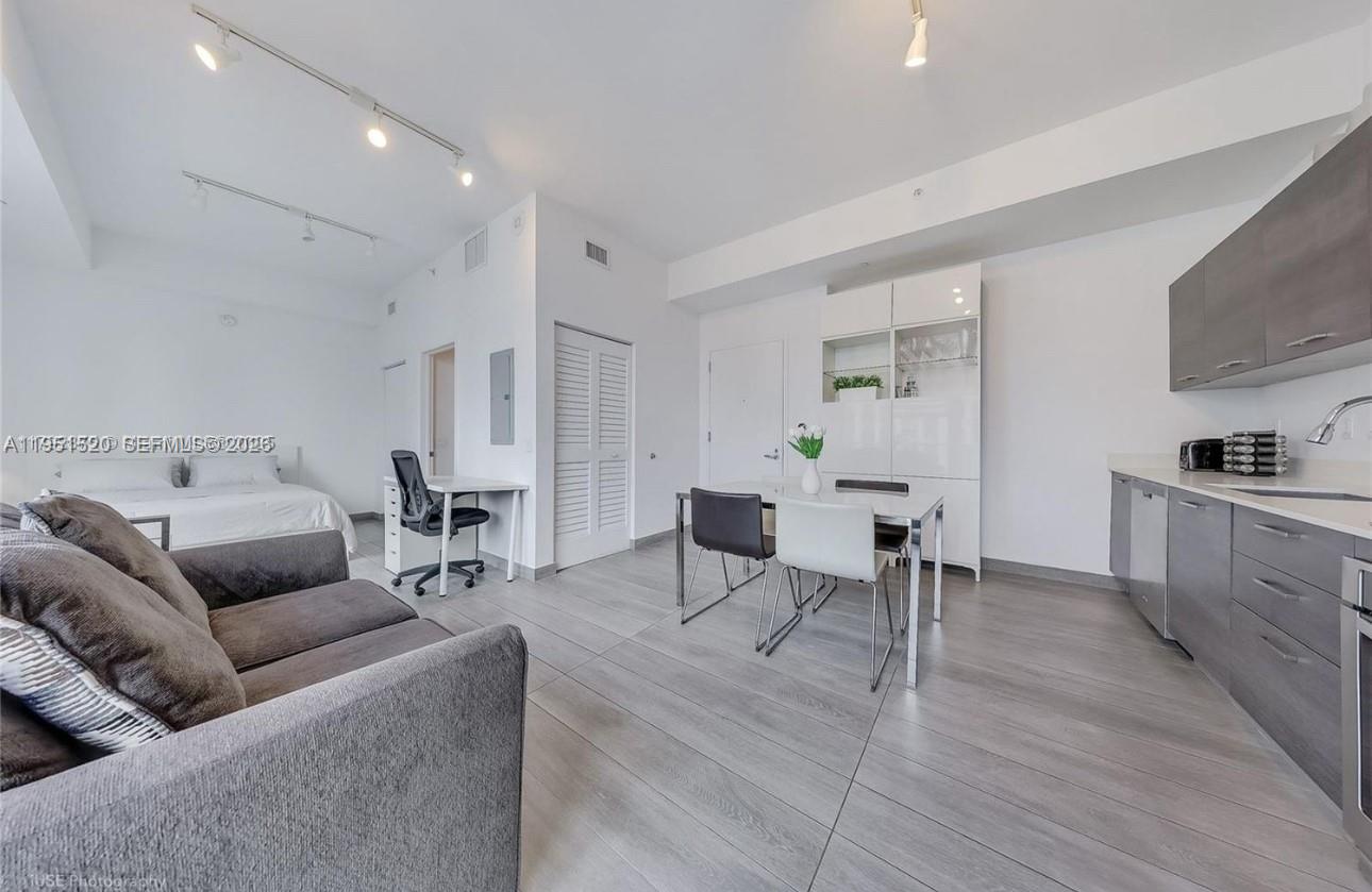 151 SE 1st St # 1706