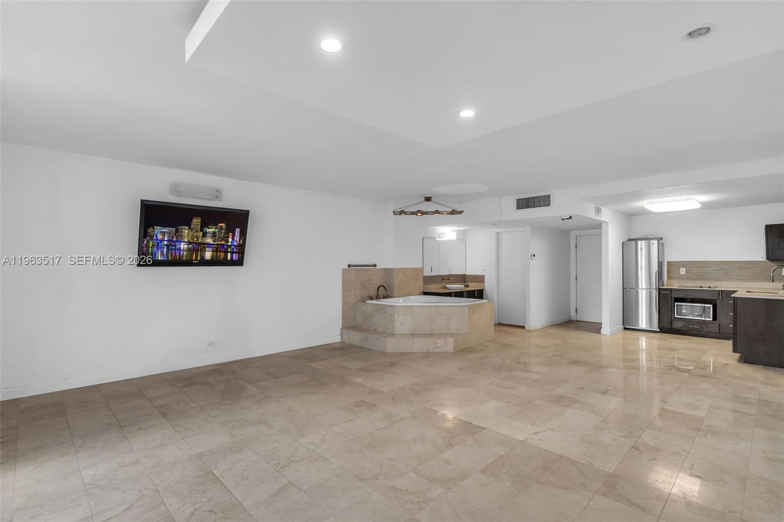 2301 Collins Ave # 621