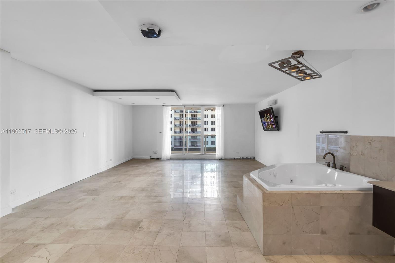 2301 Collins Ave # 621