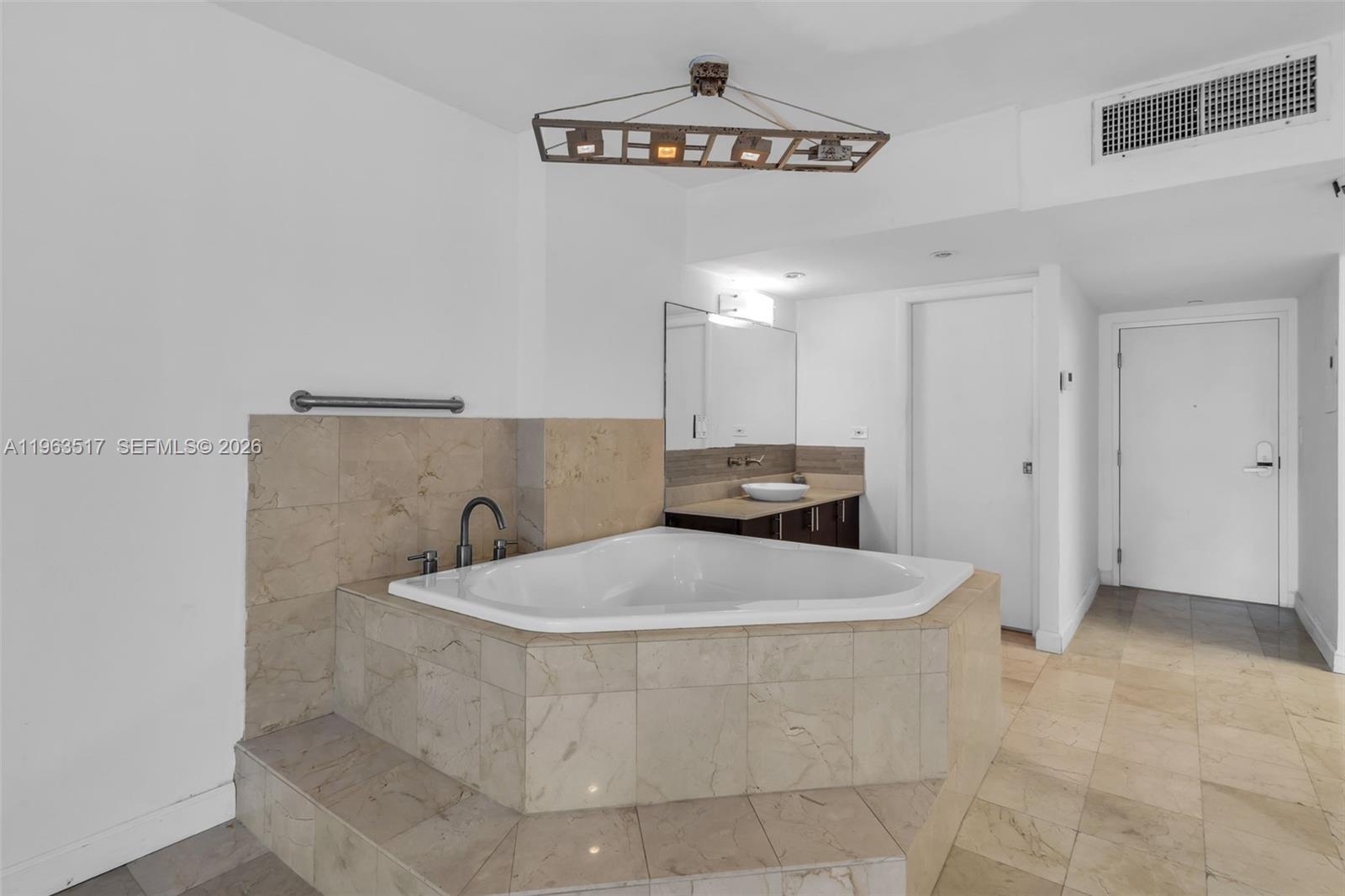 2301 Collins Ave # 621