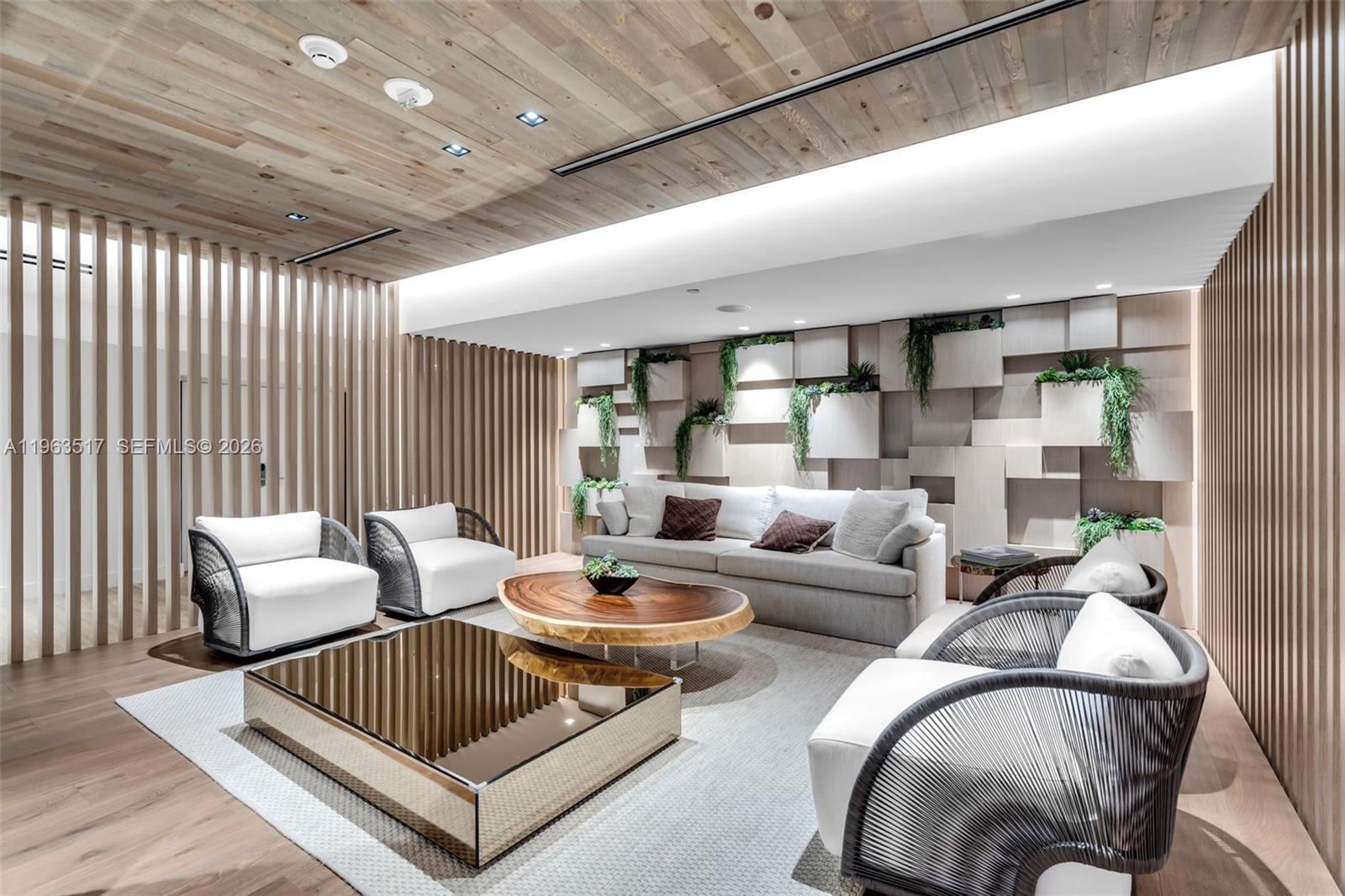 2301 Collins Ave # 621