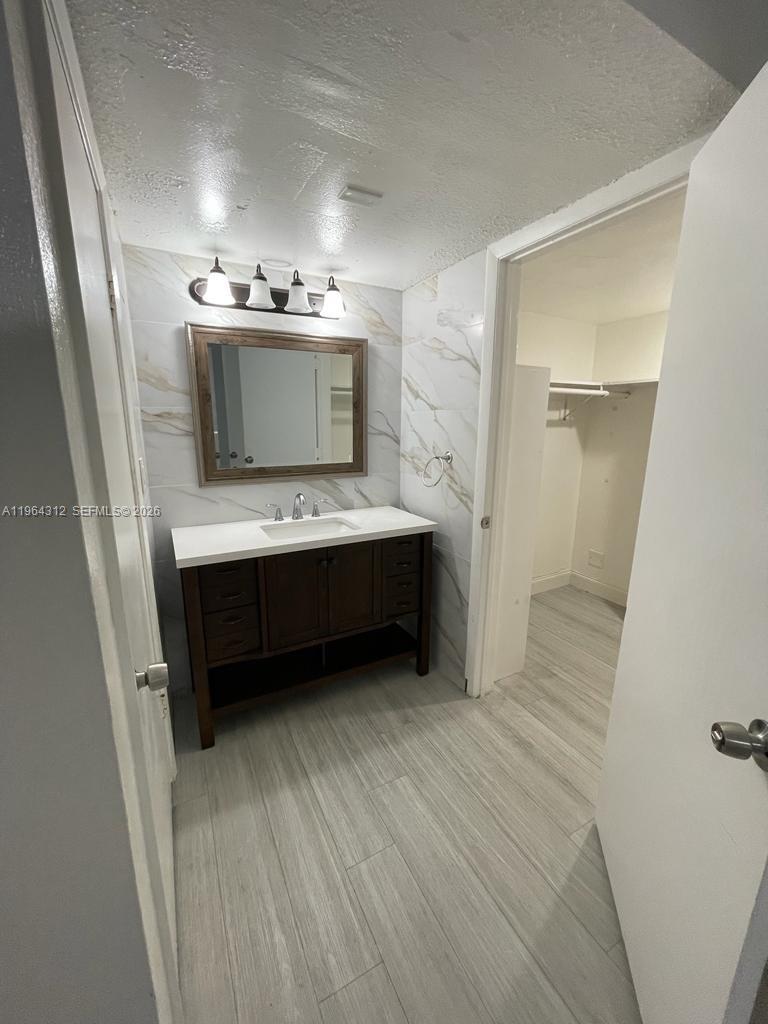 13701 Kendale Lakes Cir # 211 Unit: B-211
