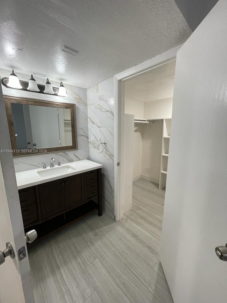 13701 Kendale Lakes Cir # 211 Unit: B-211