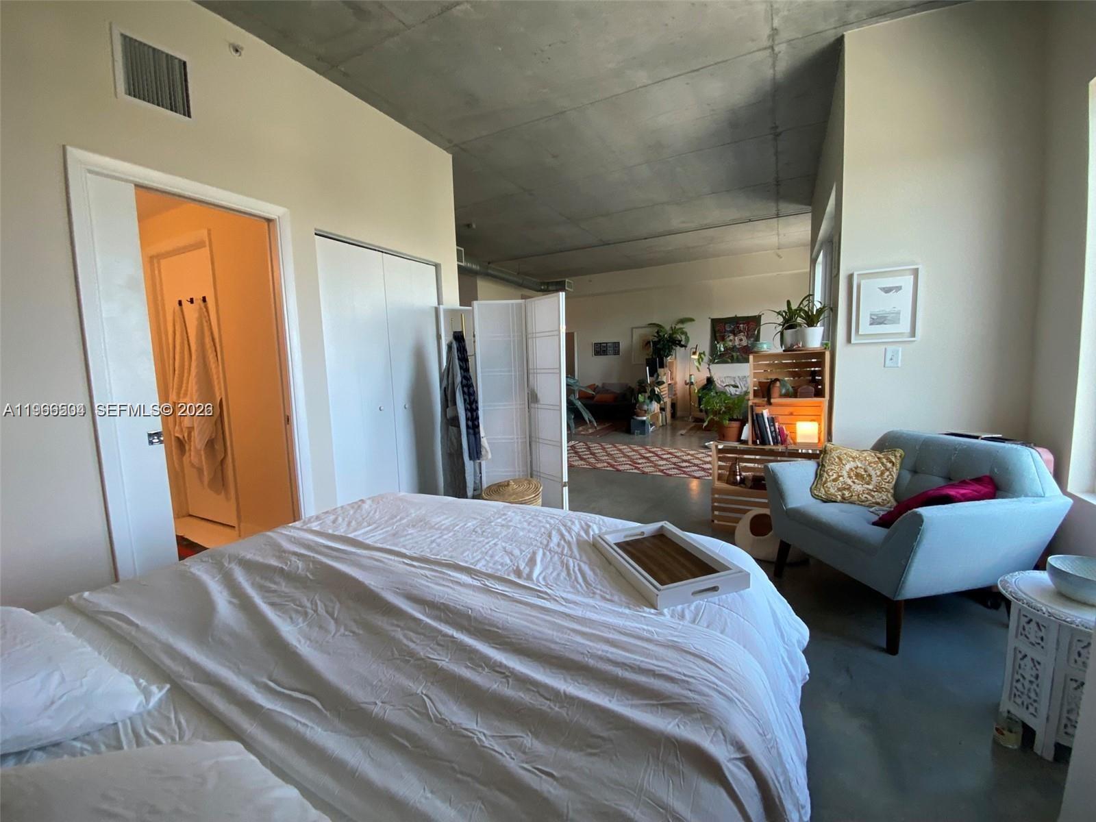 10 SW South River Dr