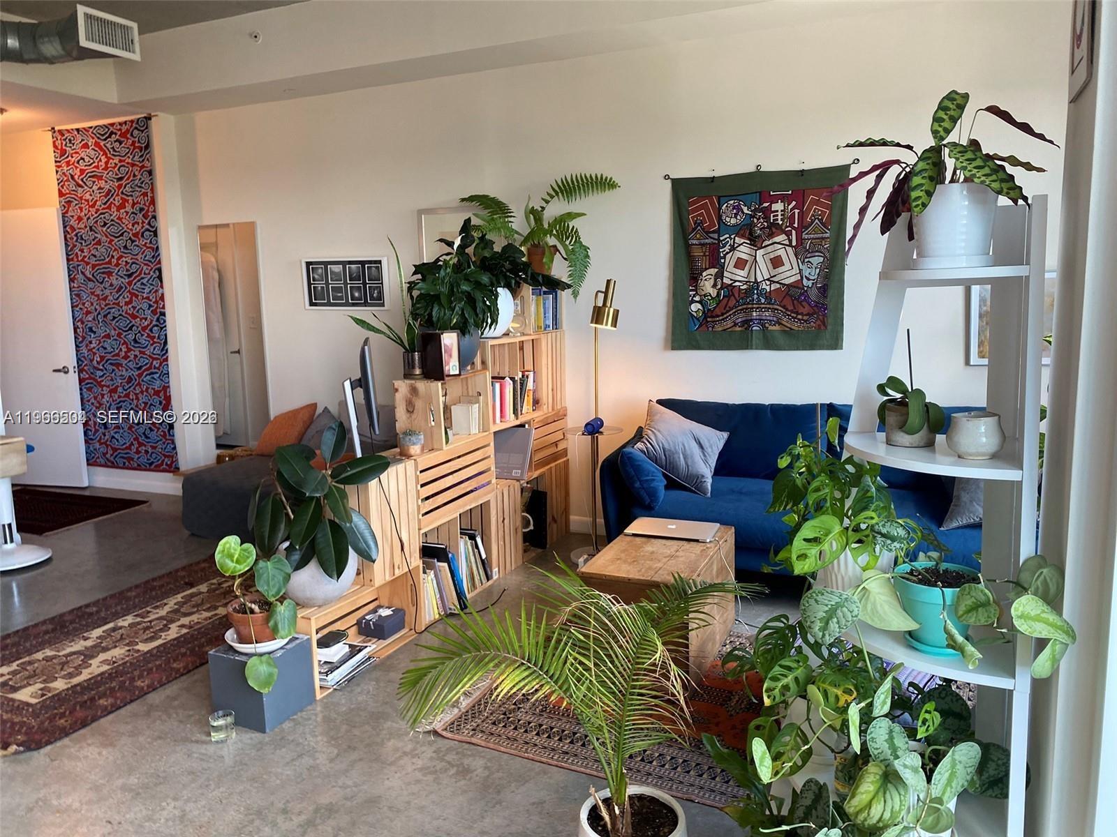 10 SW South River Dr