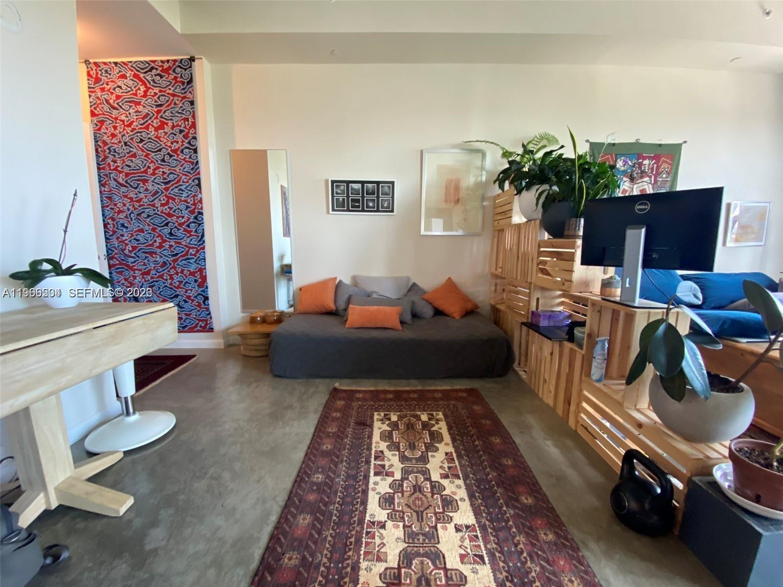 10 SW South River Dr