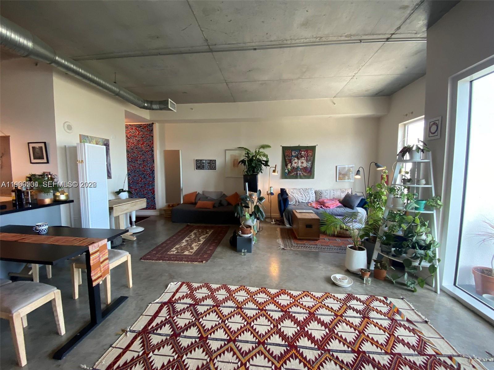 10 SW South River Dr