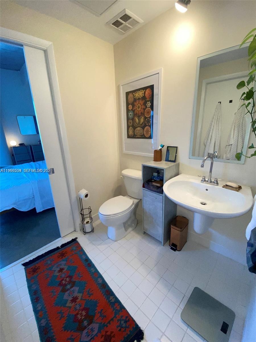 10 SW South River Dr