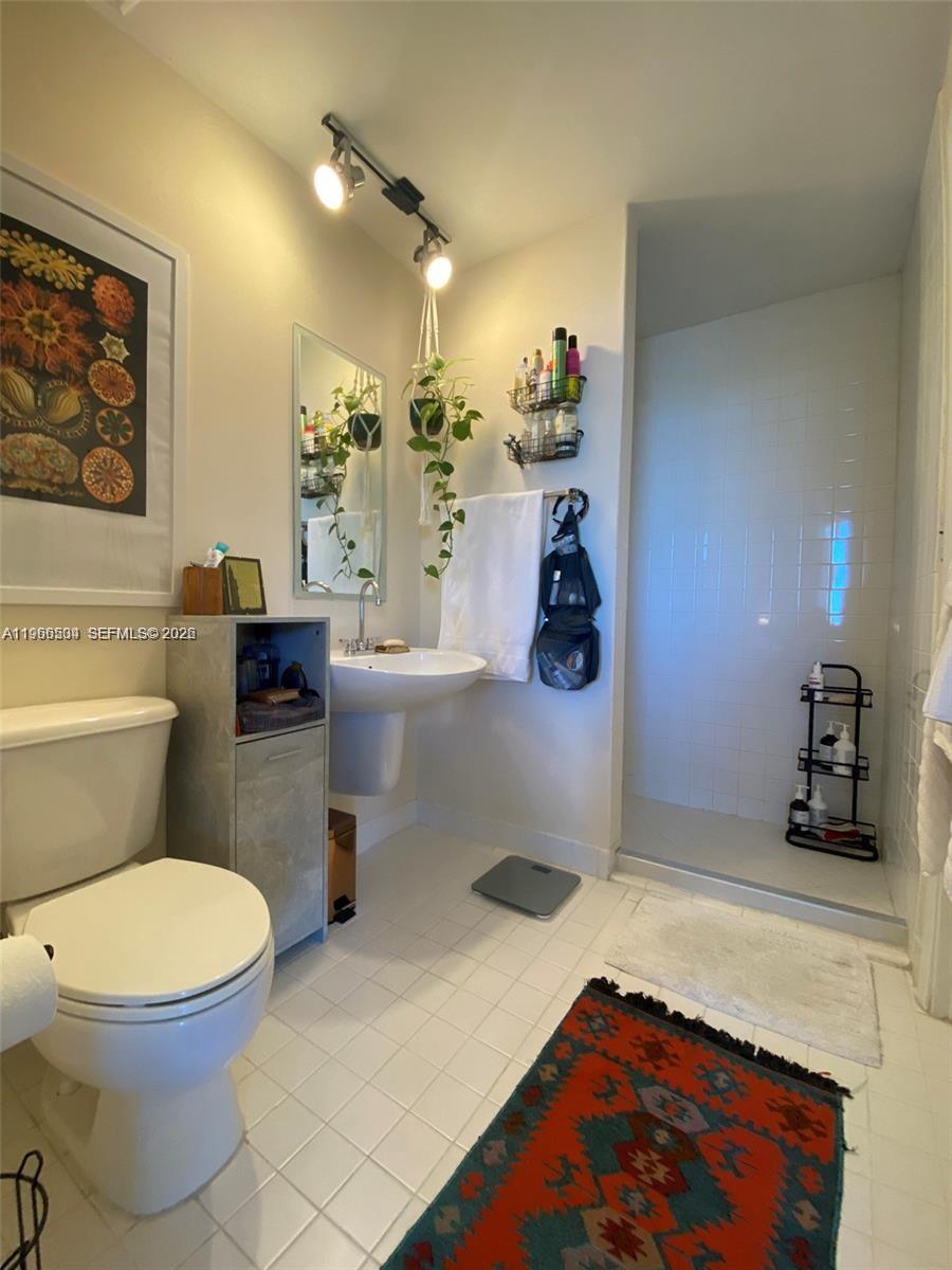 10 SW South River Dr