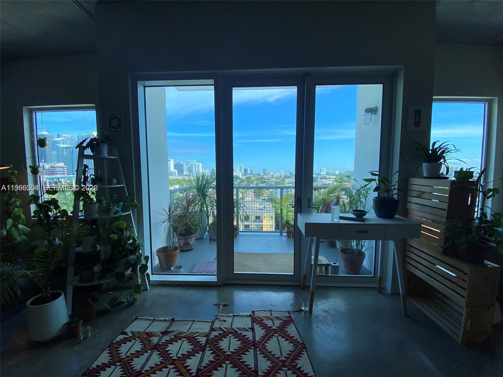 10 SW South River Dr