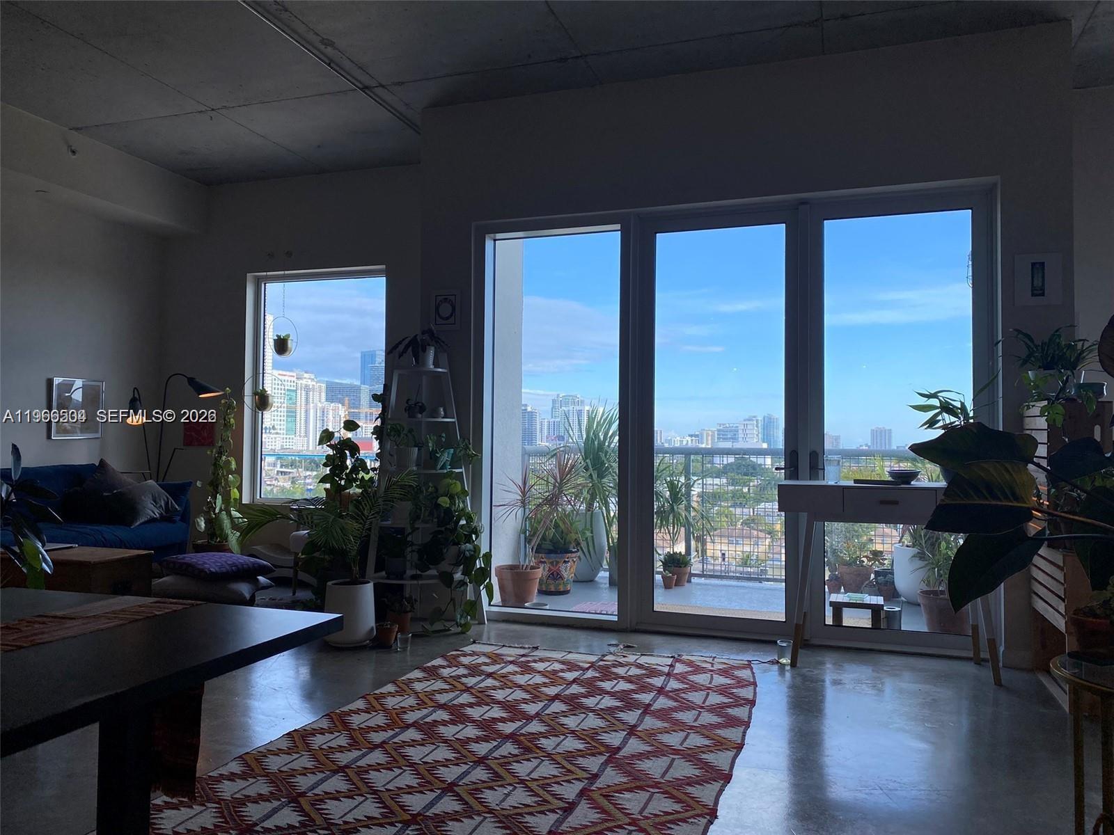 10 SW South River Dr