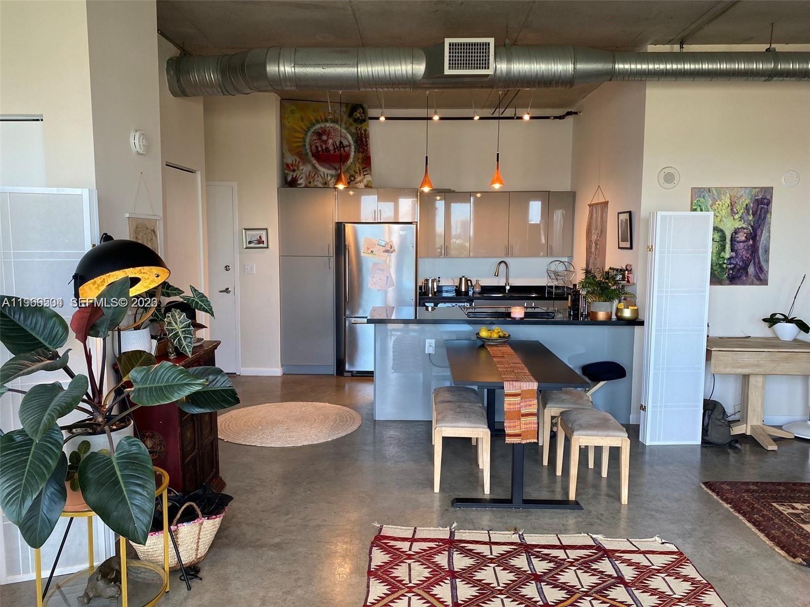 10 SW South River Dr