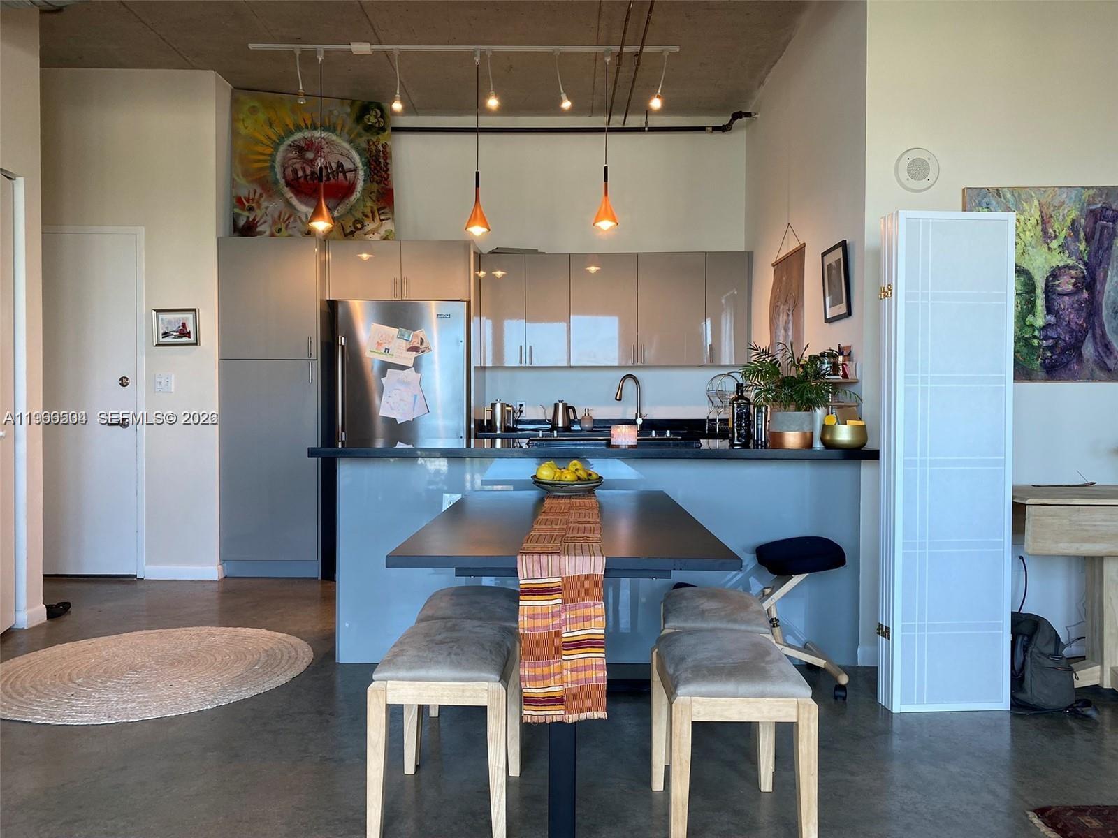 10 SW South River Dr