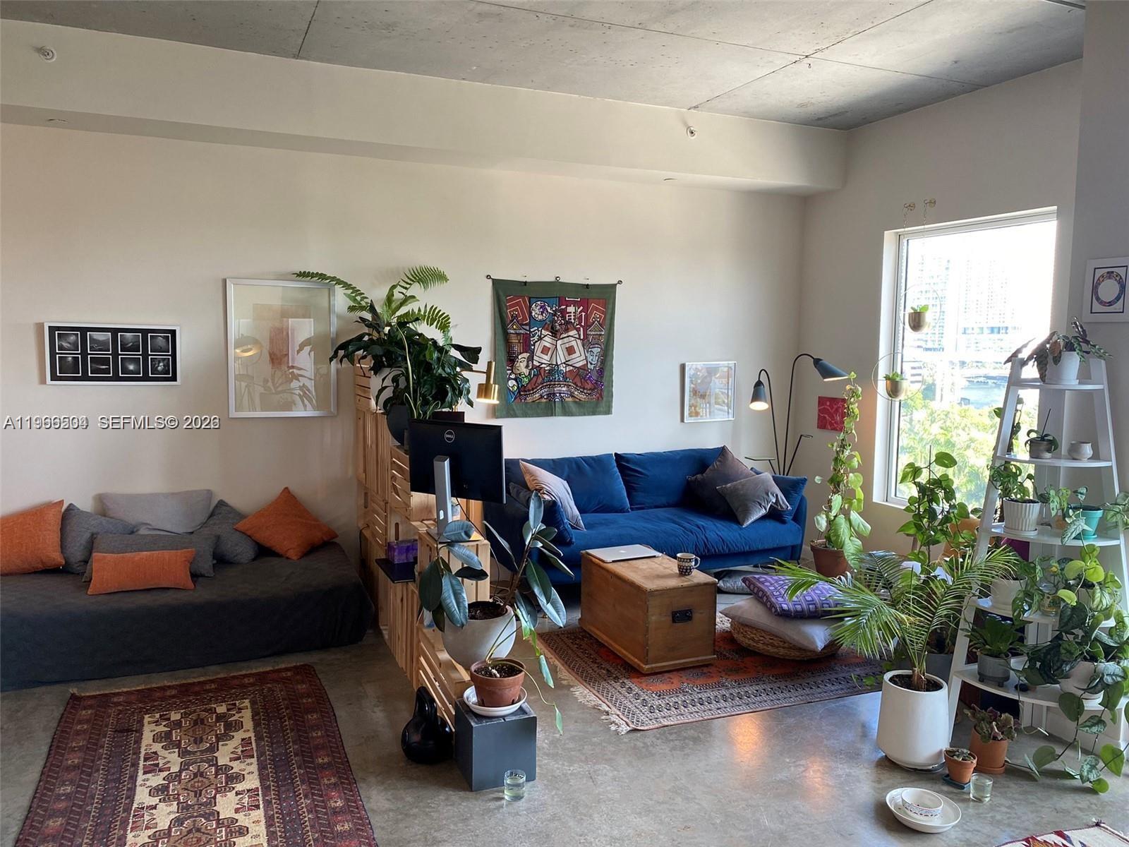 10 SW South River Dr