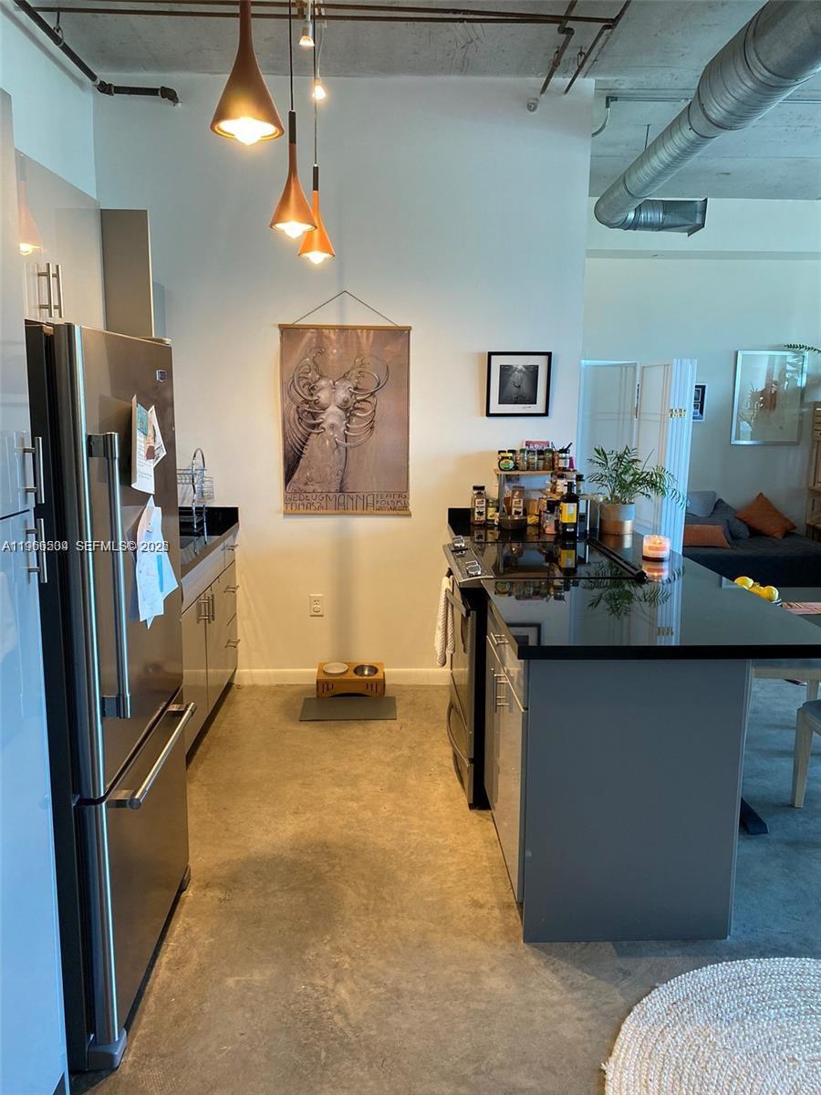 10 SW South River Dr