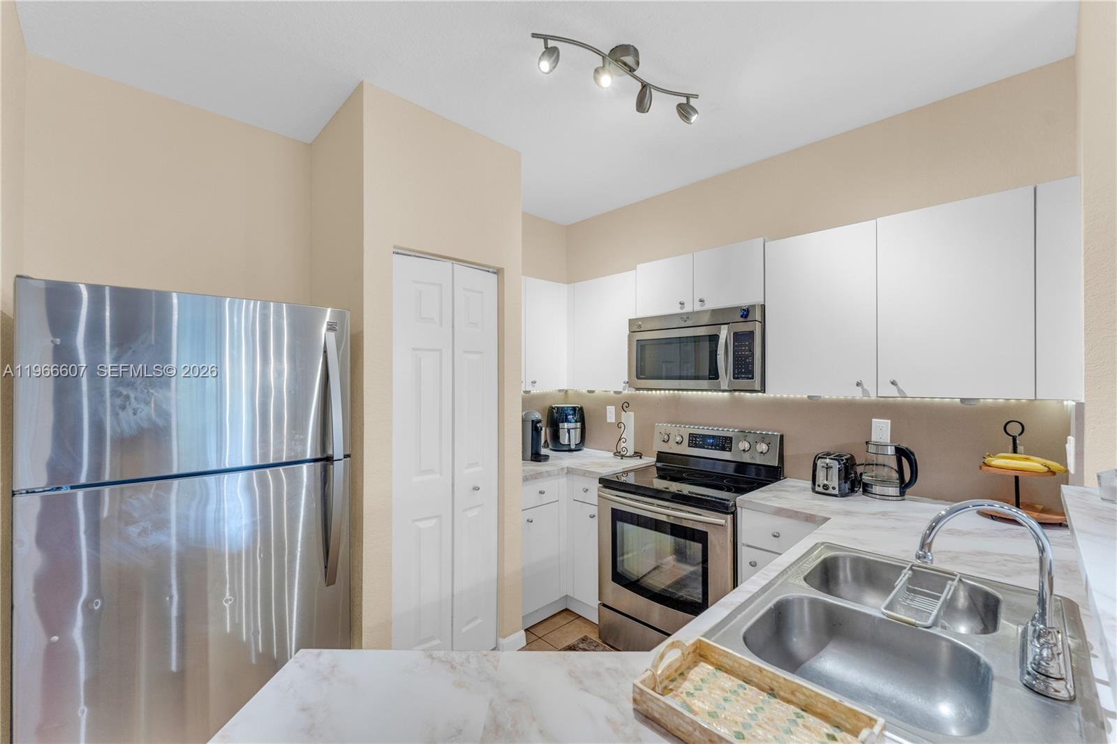 8844 S Isles Cir # 0