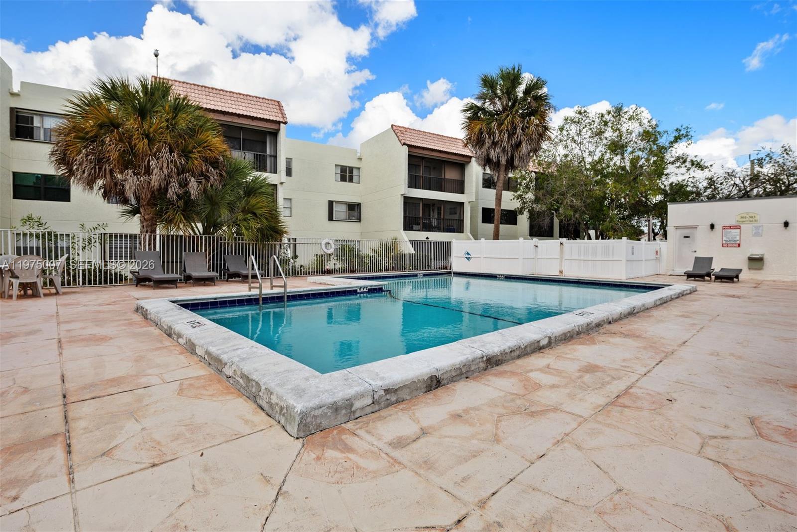 303 Racquet Club Rd # 204