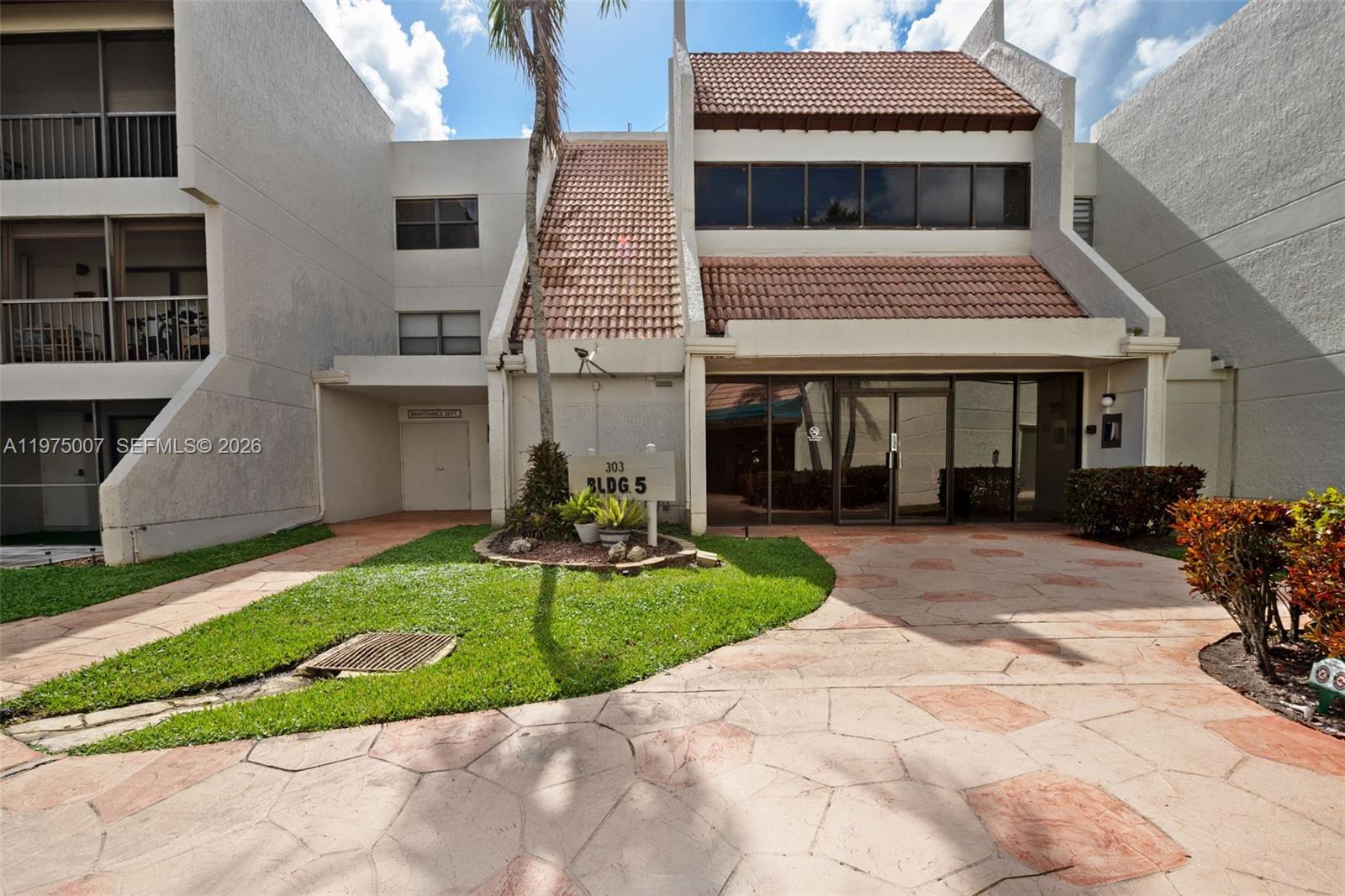 303 Racquet Club Rd # 204