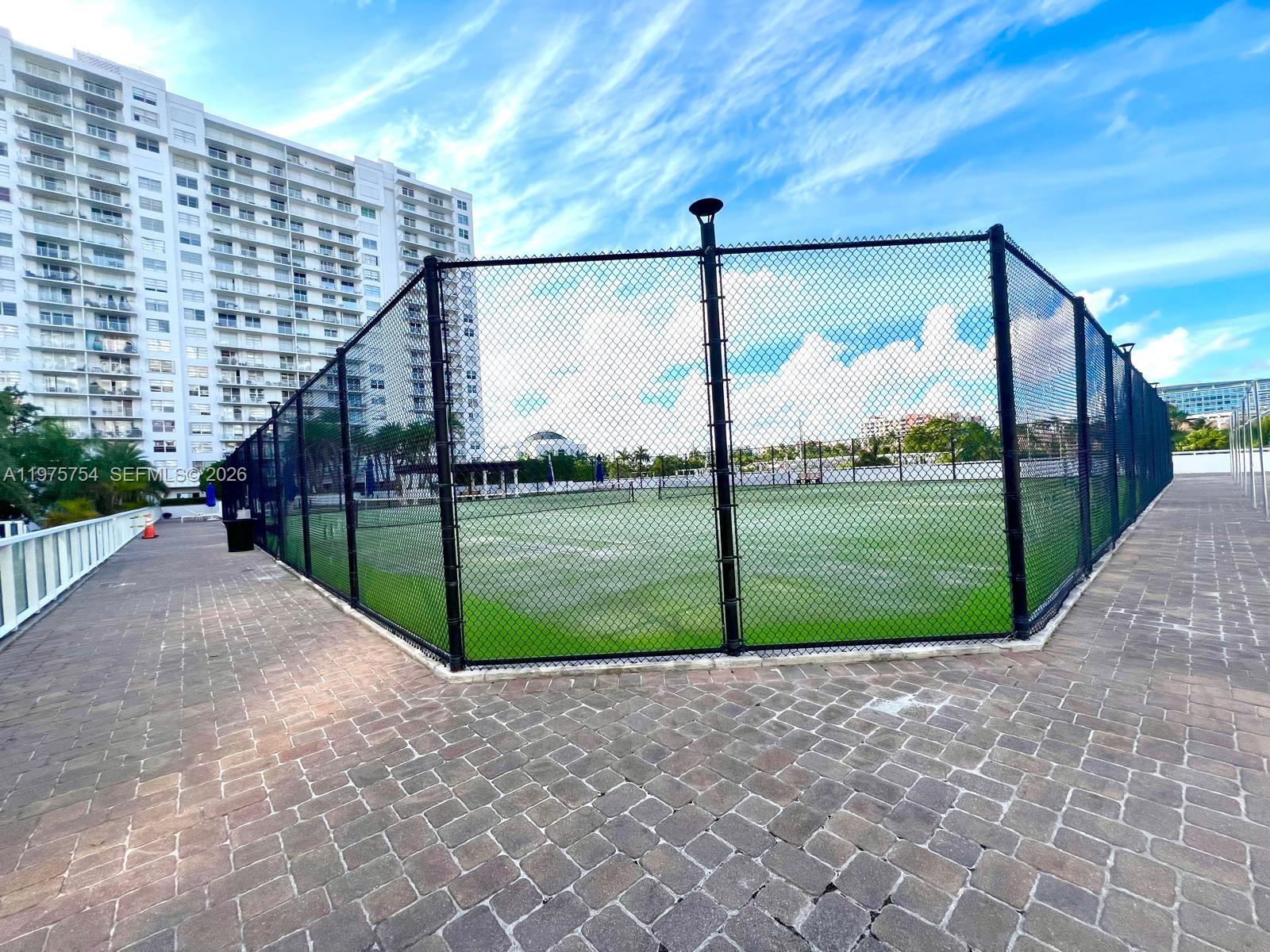 2801 NE 183rd St # 1914W