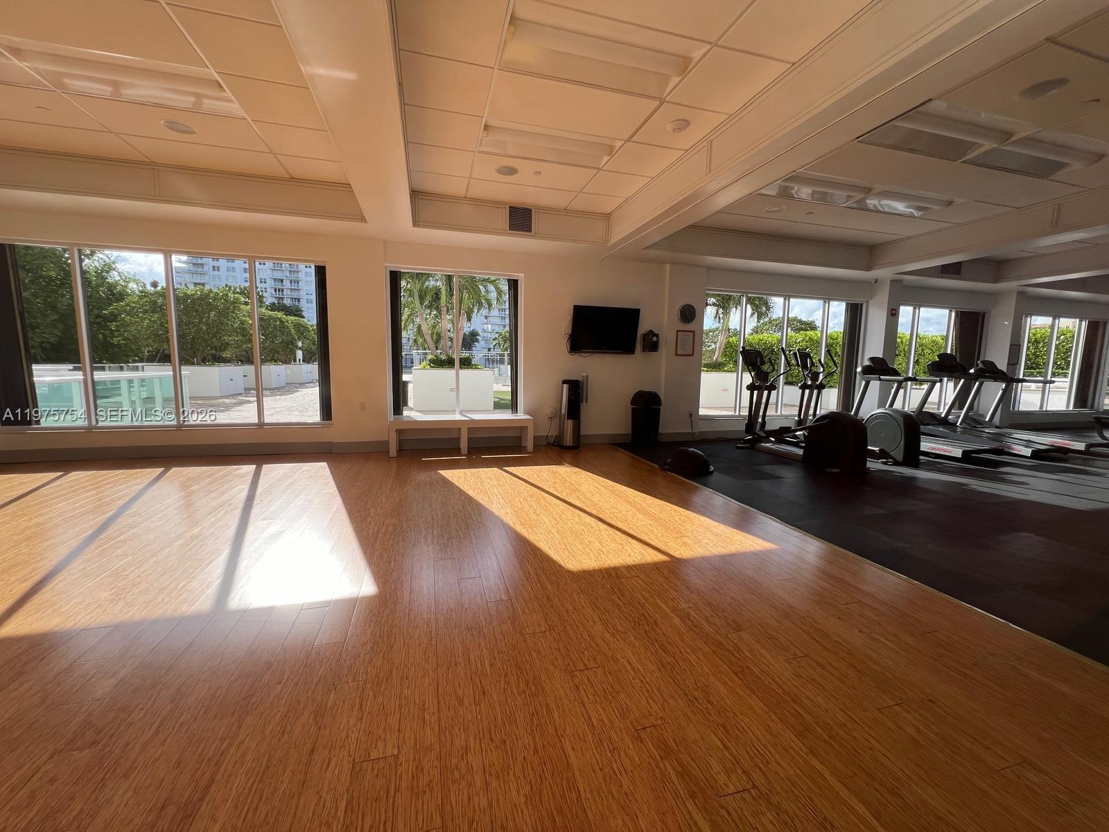 2801 NE 183rd St # 1914W