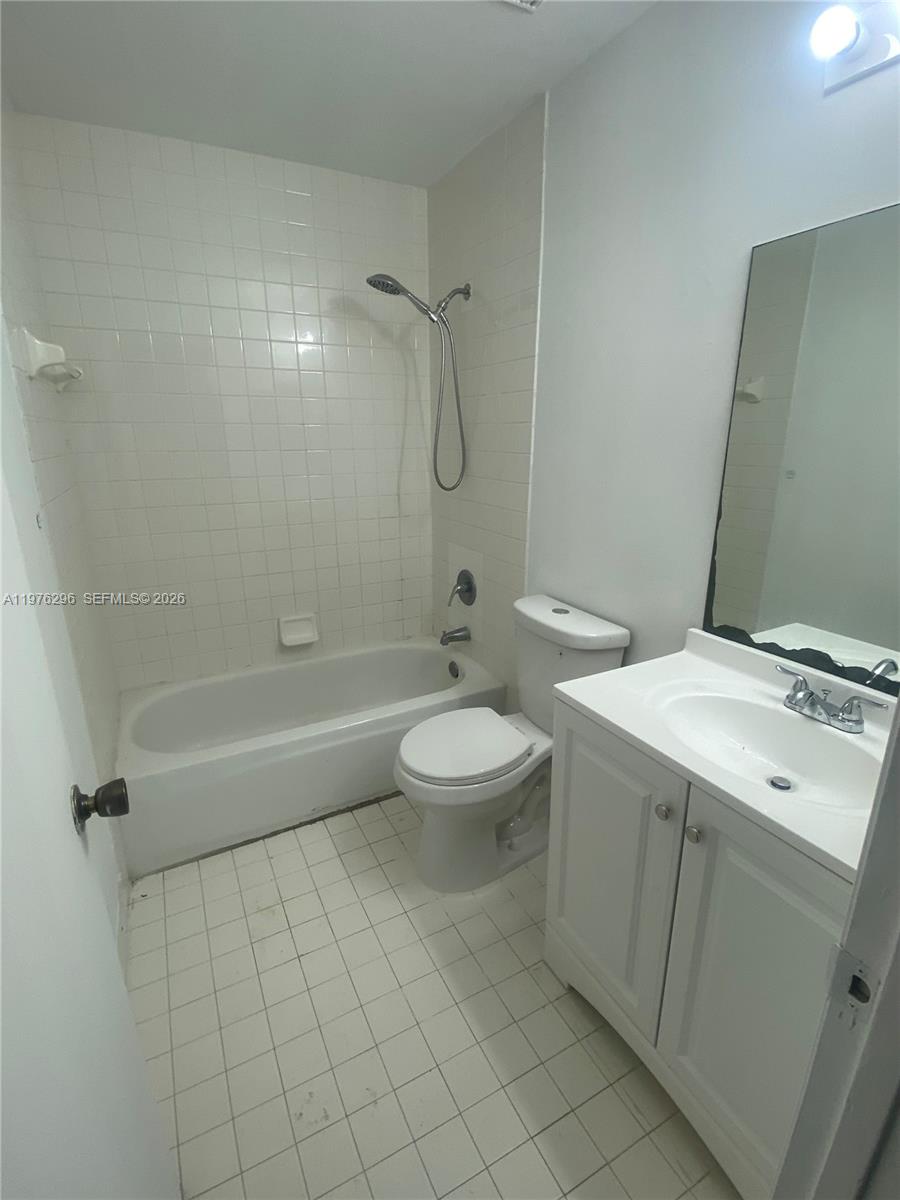 6245 Kendale Lakes Cir # 209