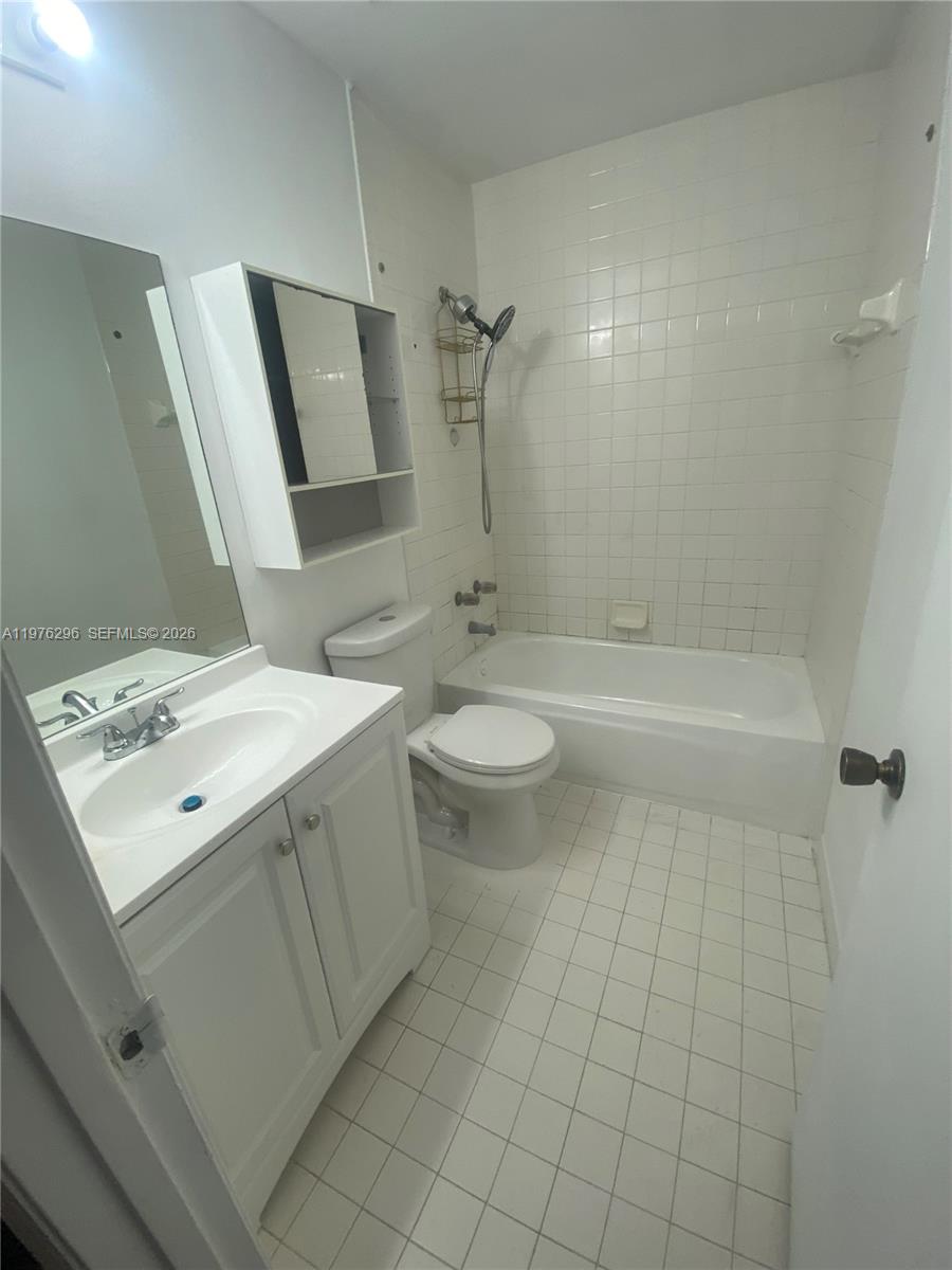 6245 Kendale Lakes Cir # 209